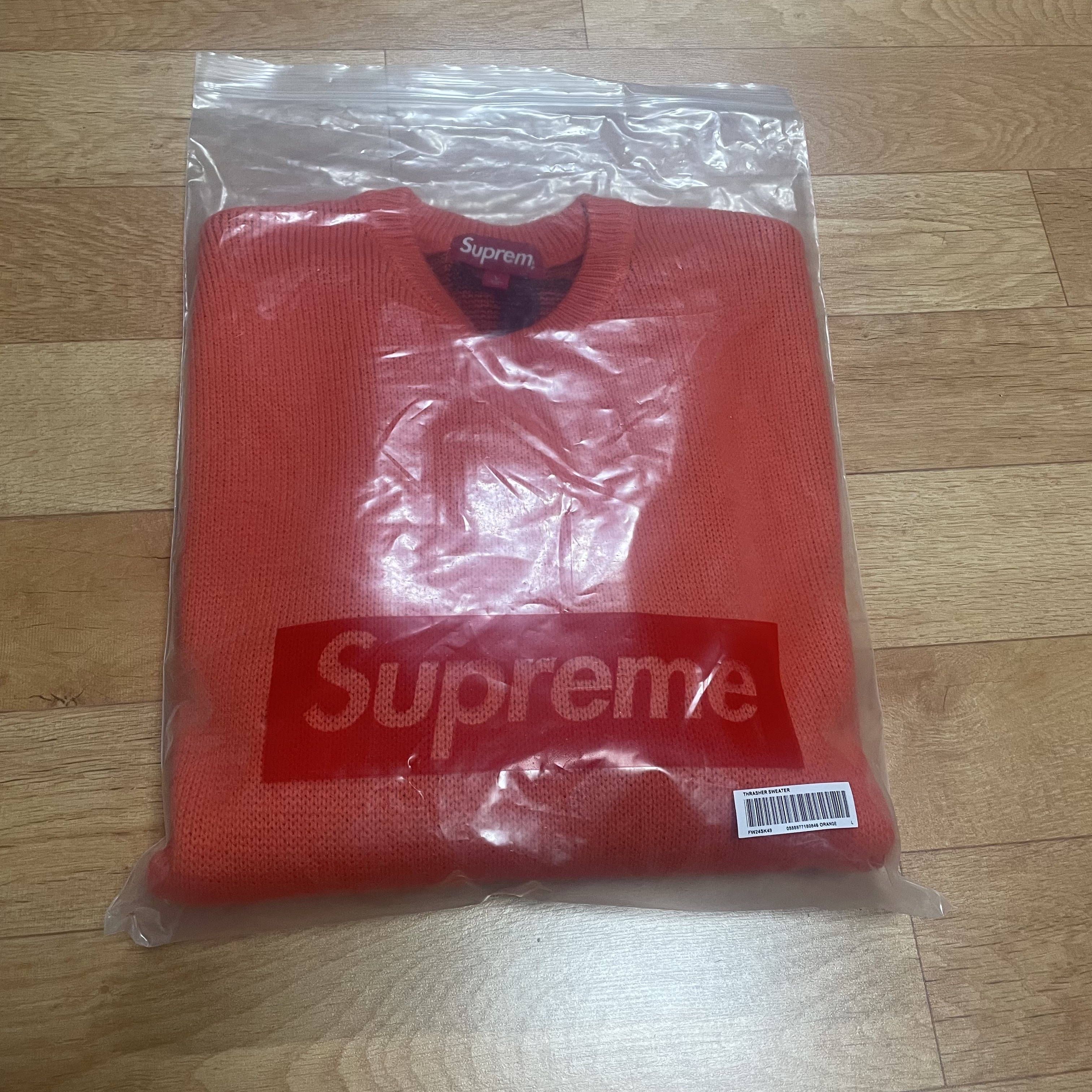 Supreme x Thrasher Crewneck Black - 24FW, Supreme x Thrasher Sweater Orange - 24FW 착용 스타일 - 2