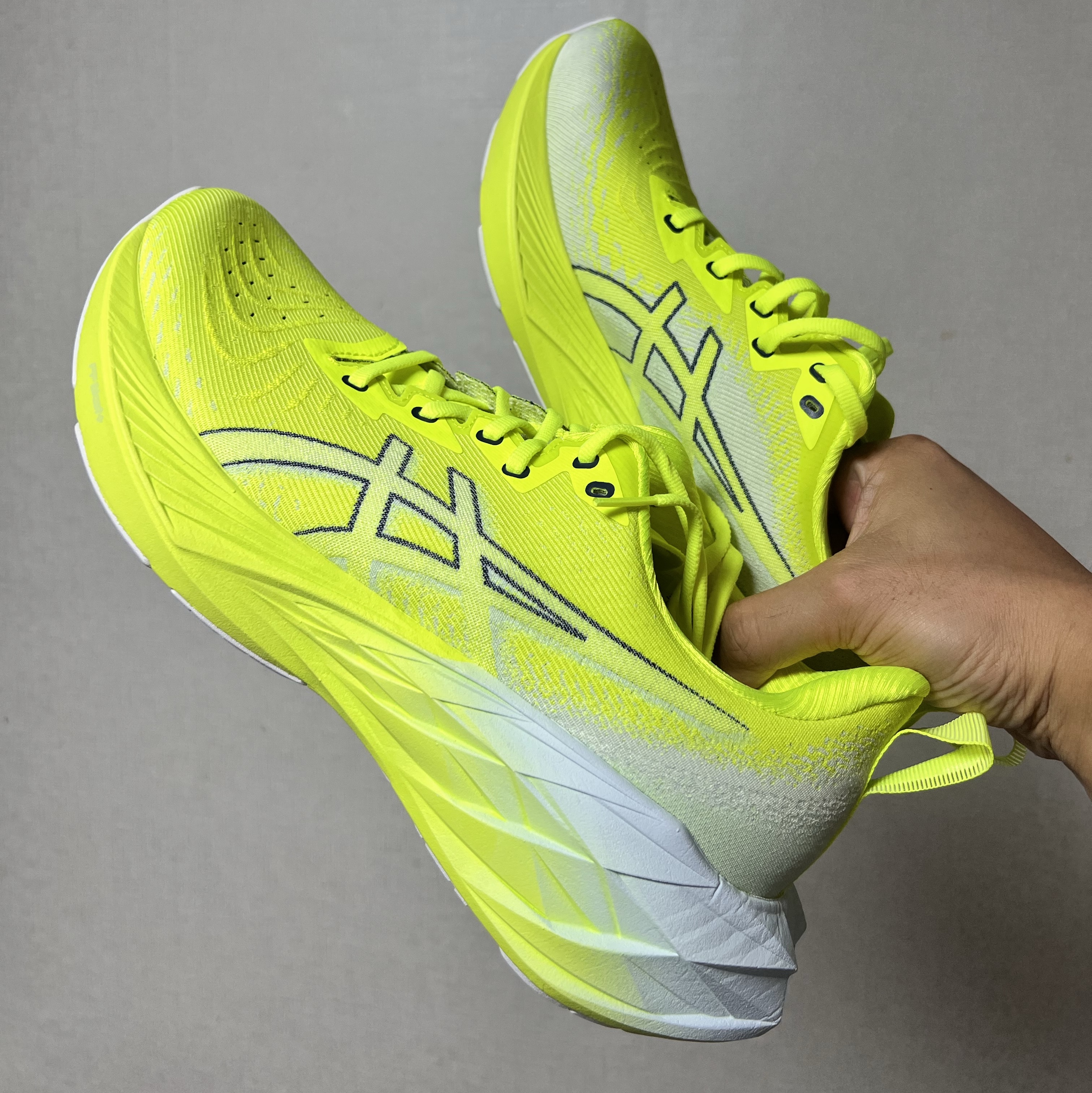 Asics Novablast 4 Safety Yellow Cool Grey 착용 스타일 - 1