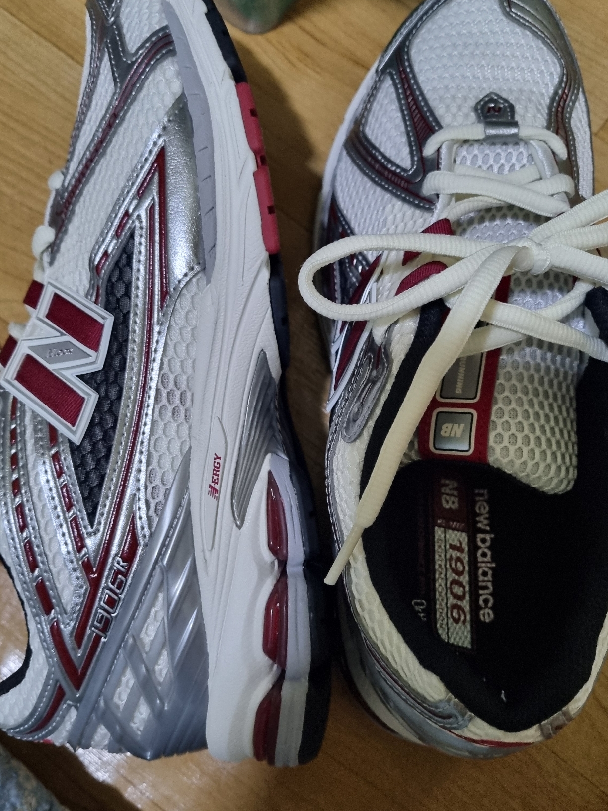 New Balance 1906R Silver Metallic Classic Crimson 착용 스타일
