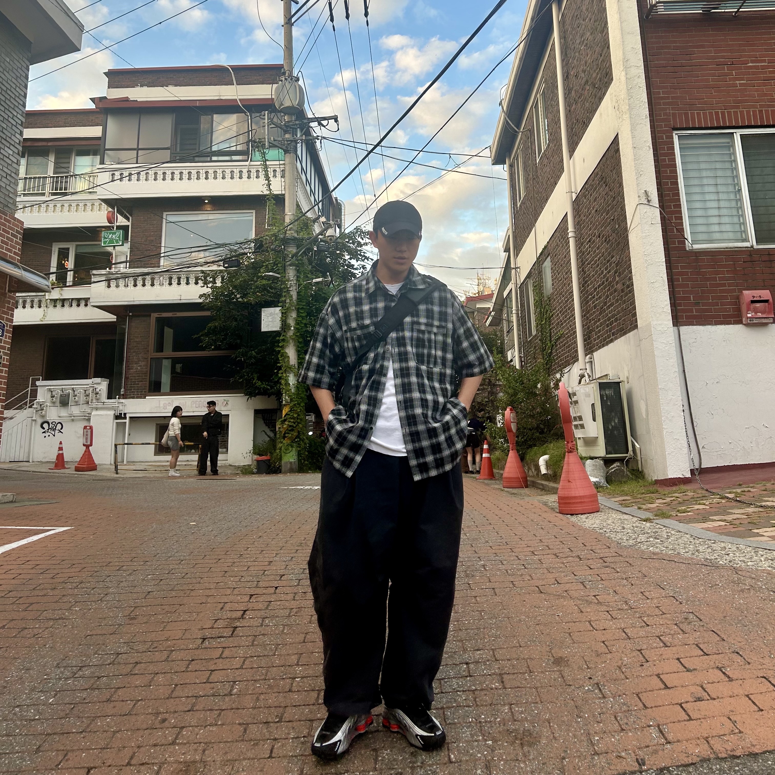 Nike x Drake Nocta Golf Cap Black, Nike Shox R4 Black and Metallic Silver 착용 스타일 - 2