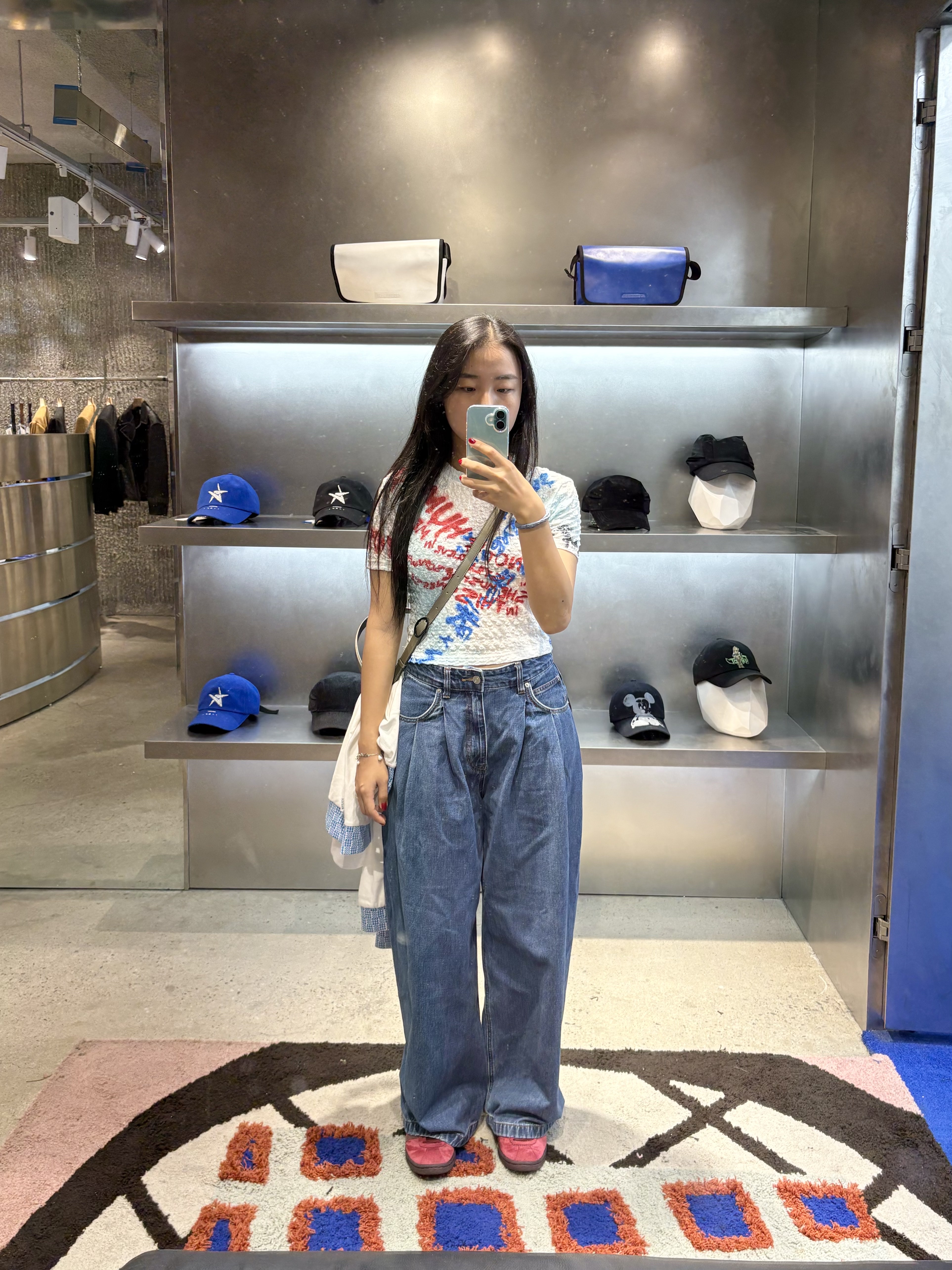 [KREAM 단독] ADSB Andersson Bell Essential Women Jenny Sprayed Lettering T-Shirt White, Diesel 1DR Shoulder Bag in metallic leather Grey 착용 스타일