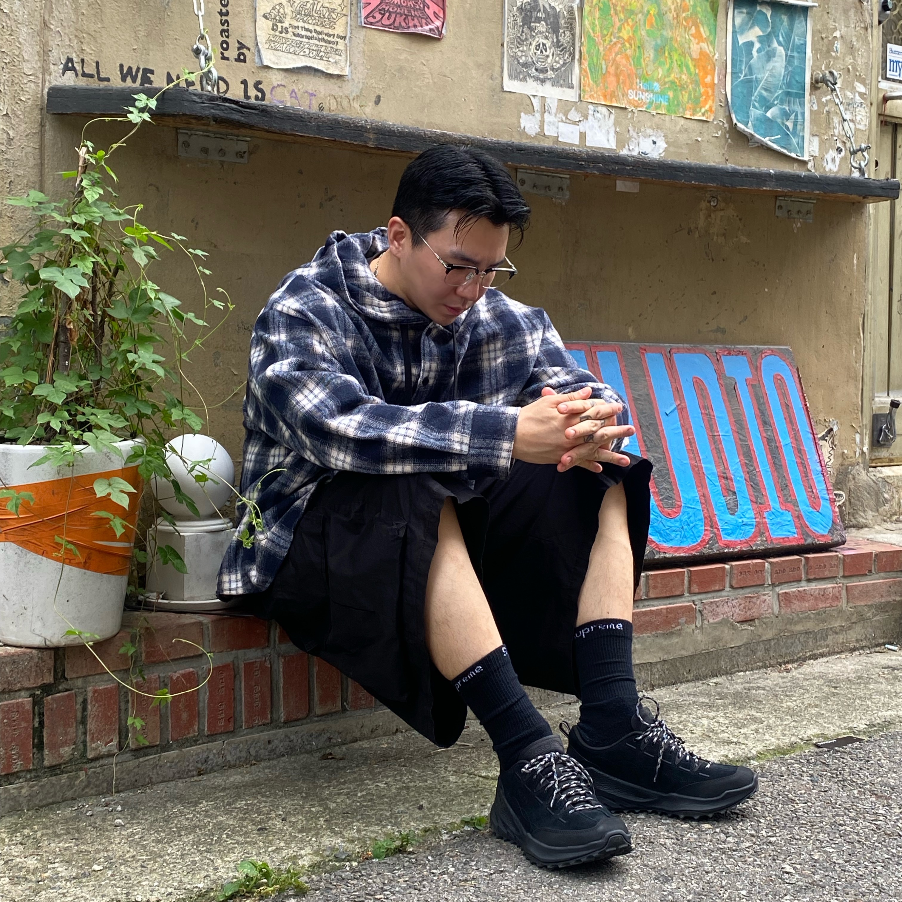 Supreme Hanes Crew Socks Black (4 Pack) 착용 스타일 - 1