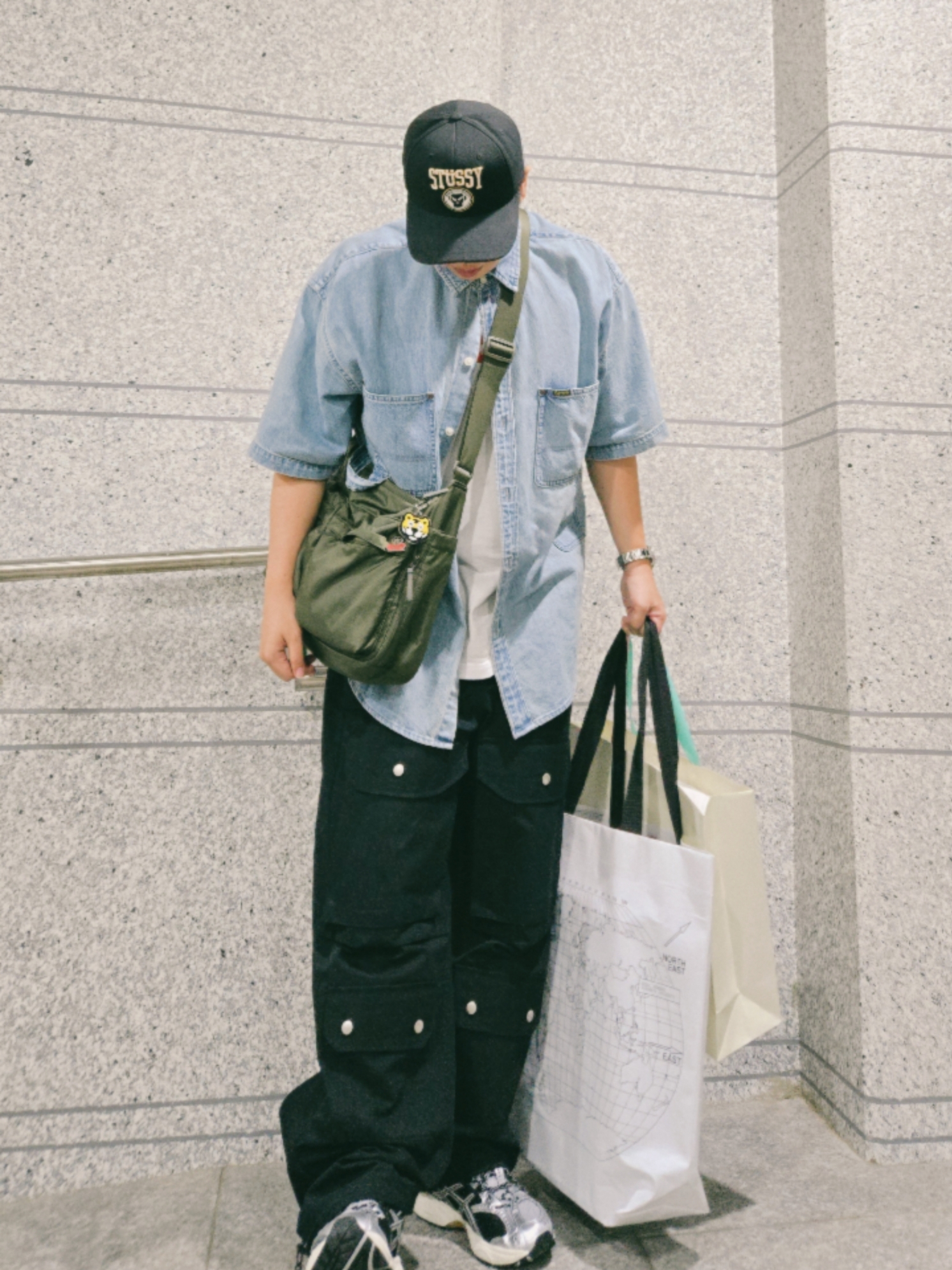Stussy x Goldie Metalheadz 30 Snapback Black, Uniqlo Multi Pocket Shoulder Bag Olive 착용 스타일 - 1