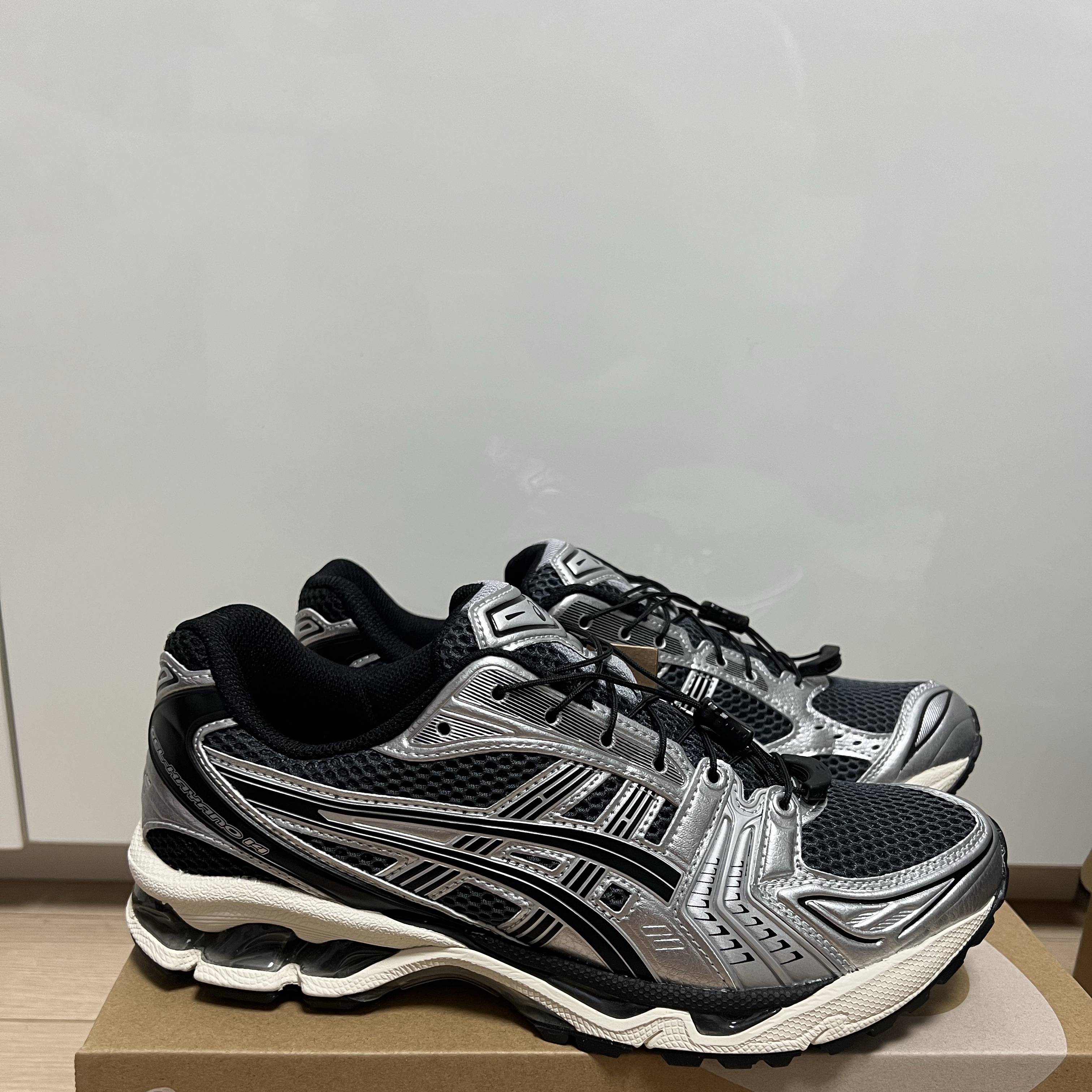 Asics Unlimited Gel-Kayano 14 Carrier Grey Black 착용 스타일 - 2