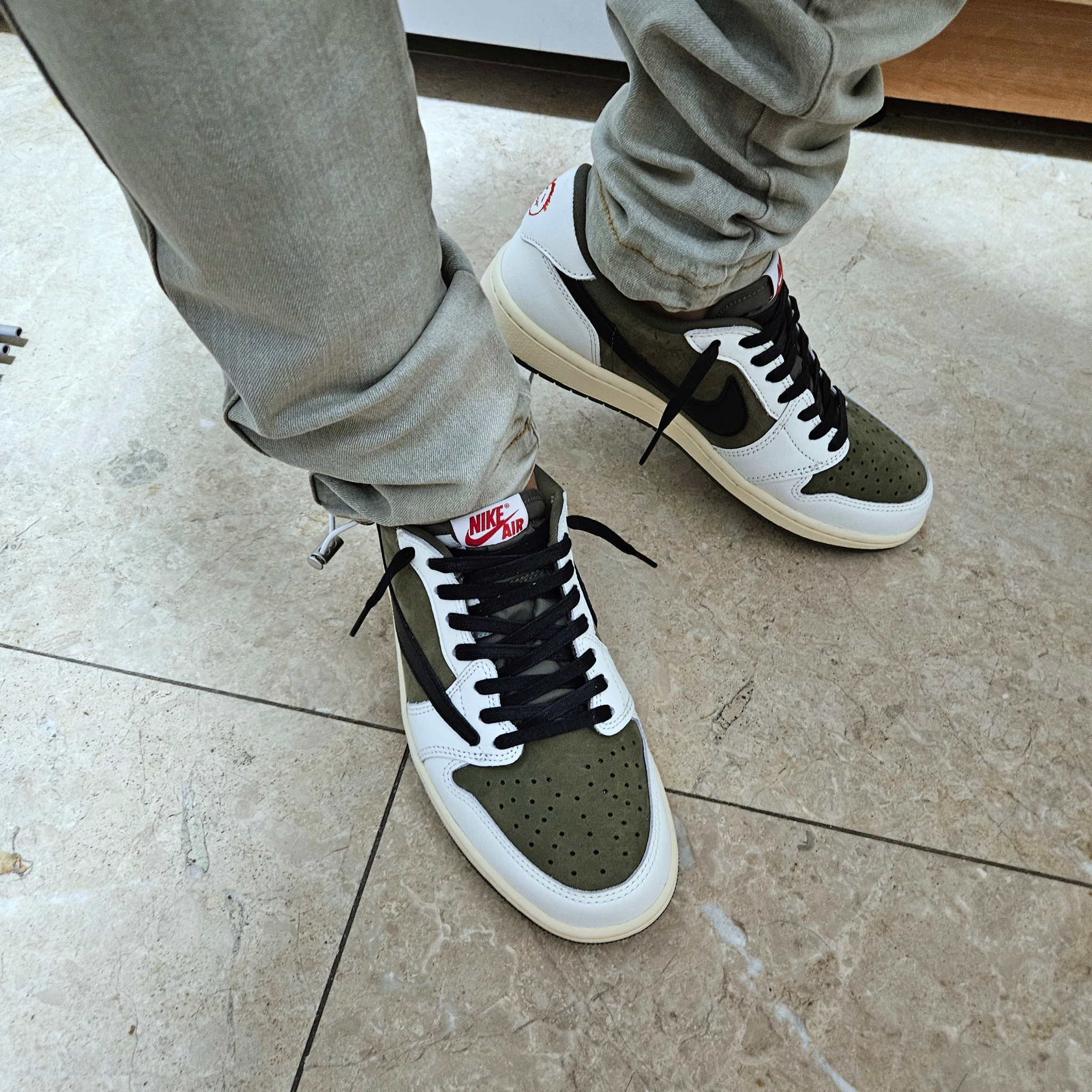Jordan 1 x Travis Scott Retro Low OG SP Reverse Olive 착용 스타일