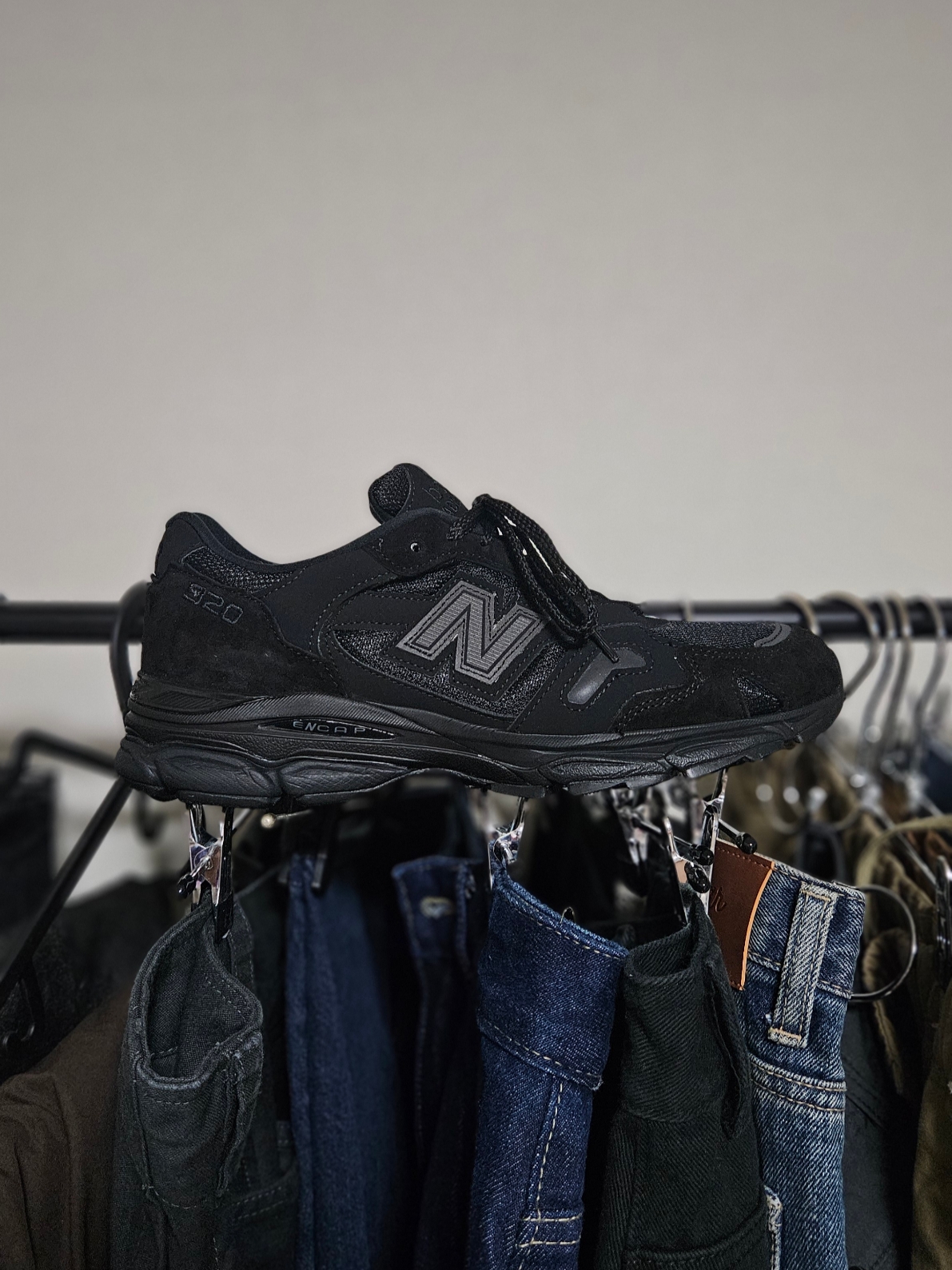 New Balance 920 Made in UK Triple Black 착용 스타일 - 1