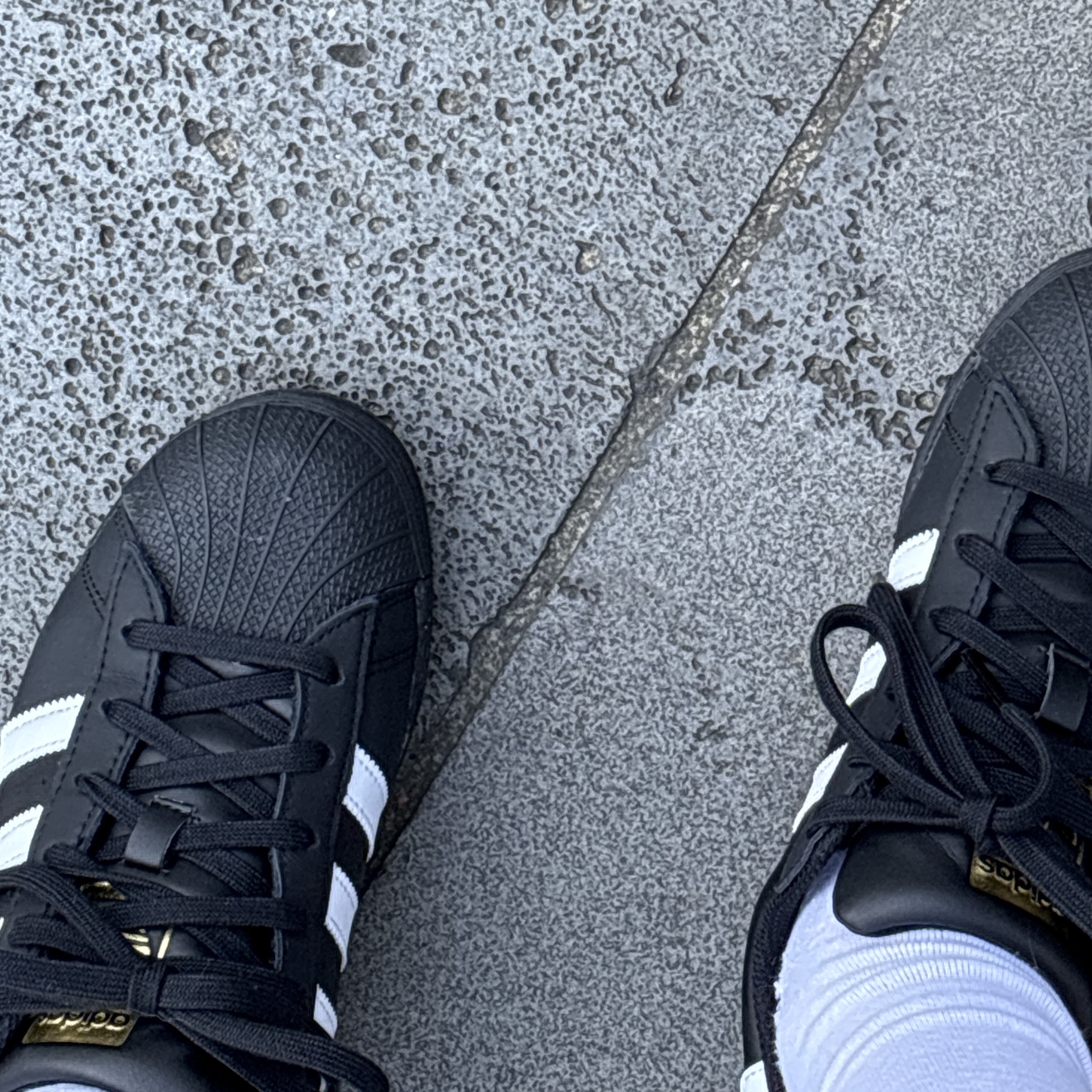 (J) Adidas Superstar Black White 착용 스타일 - 3