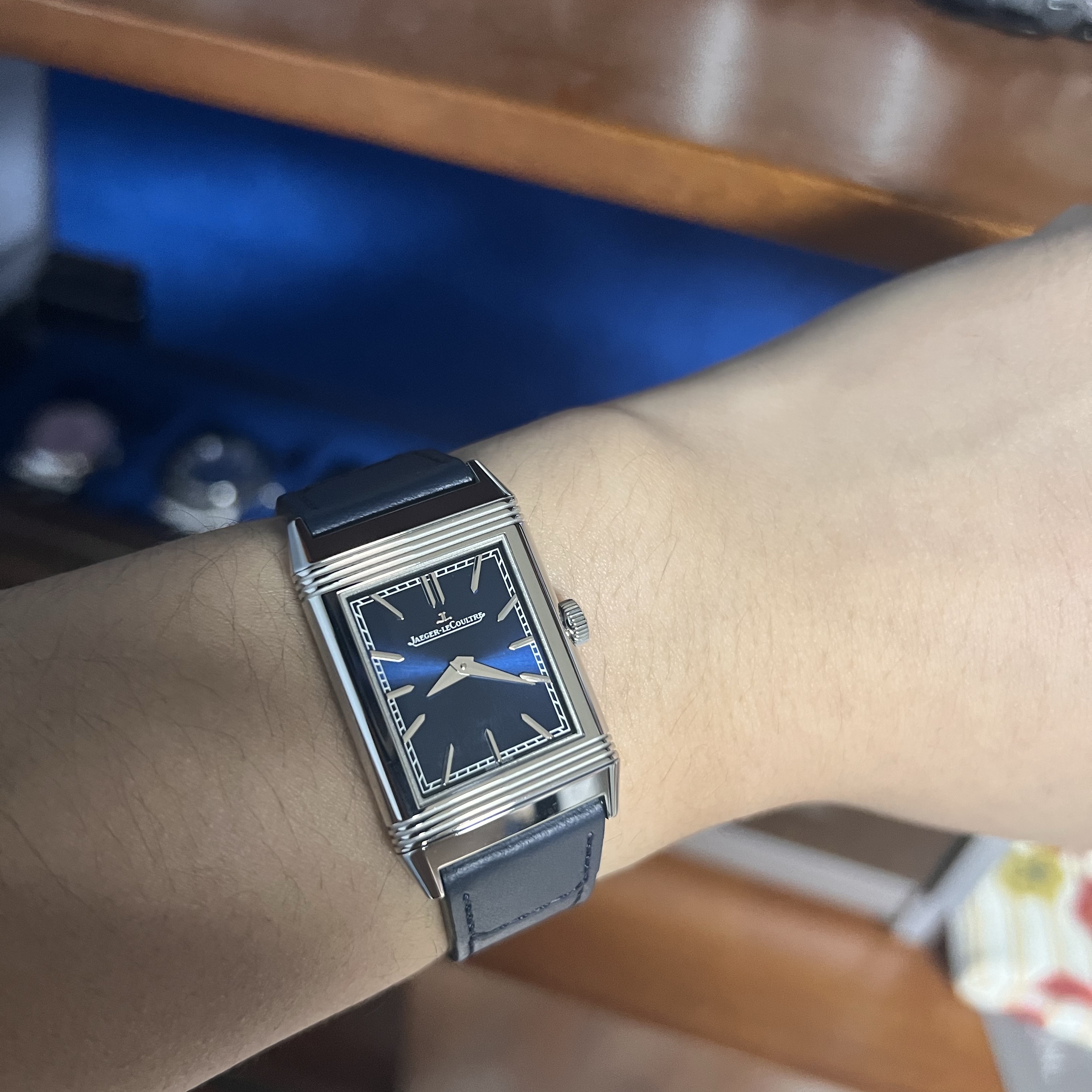 Cartier Tank Must Watch Large Quartz Steel Calfskin Black 착용 스타일