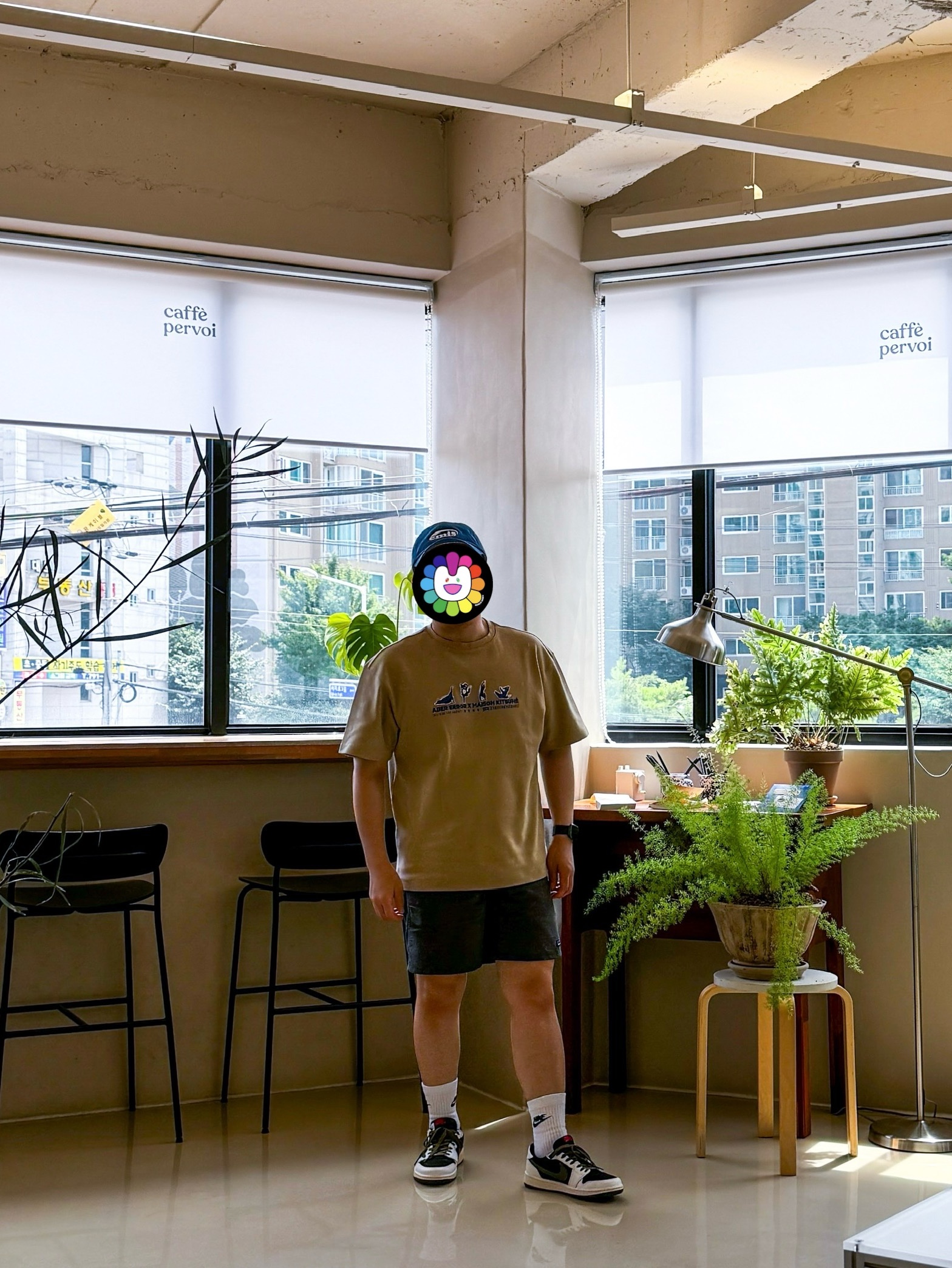 (W) Jordan 1 x Travis Scott Retro Low OG SP Medium Olive, Maison Kitsune x Ader Error Yoga Blue Fox T-Shirt Beige 착용 스타일