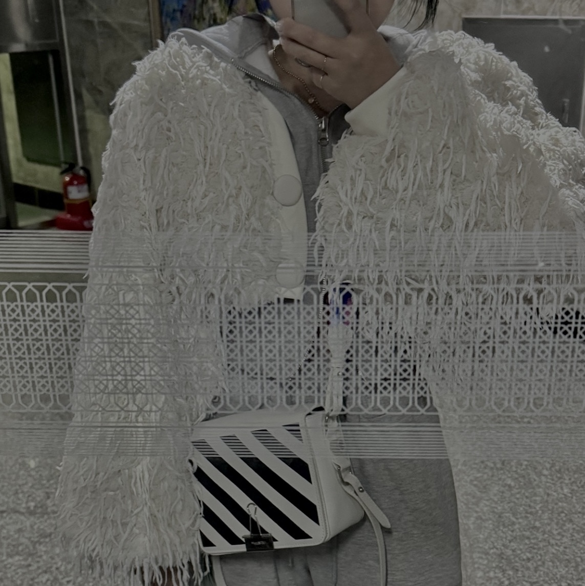Off-White Diagonal Mini Flap Cross Bag White 착용 스타일