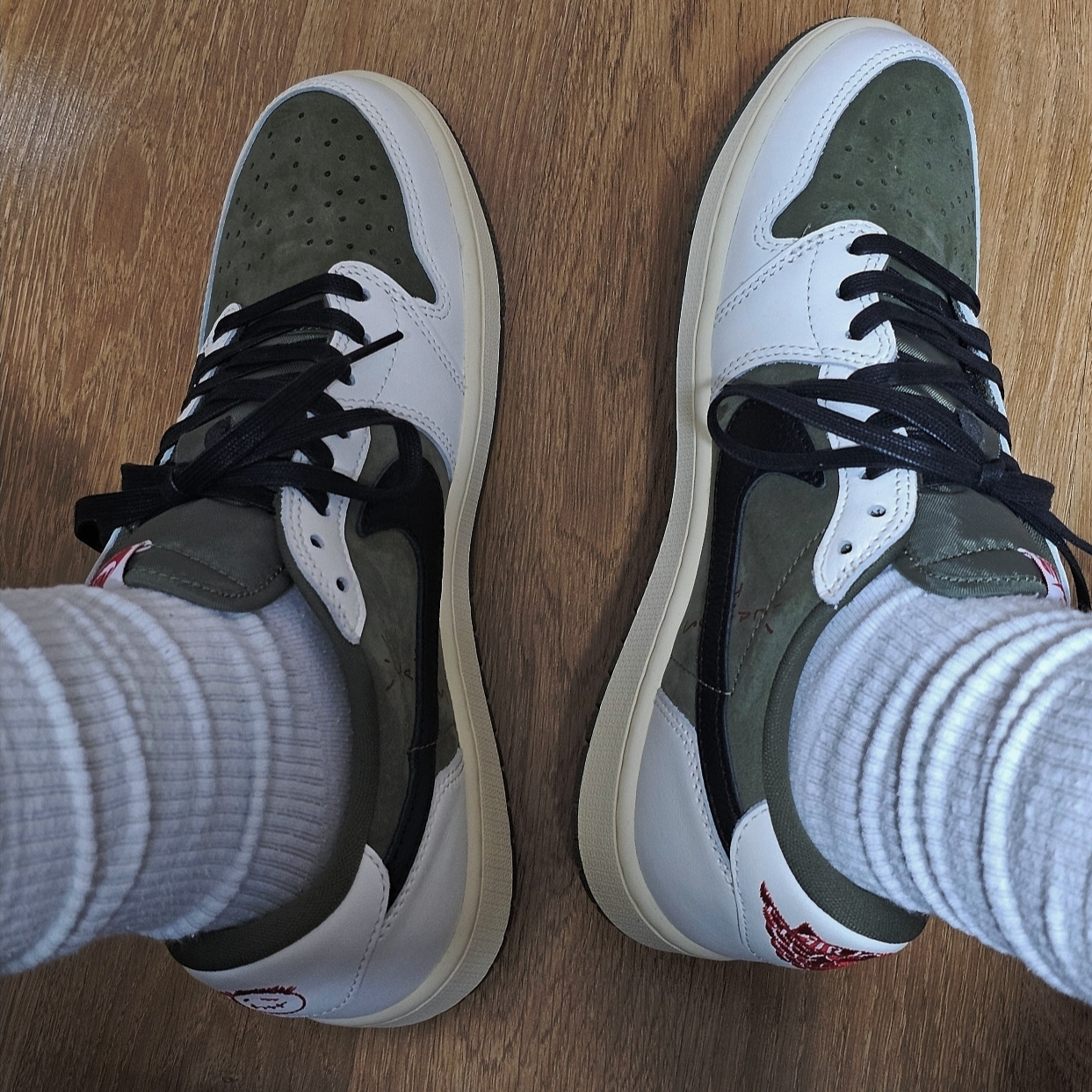 Jordan 1 x Travis Scott Retro Low OG SP Reverse Olive 착용 스타일