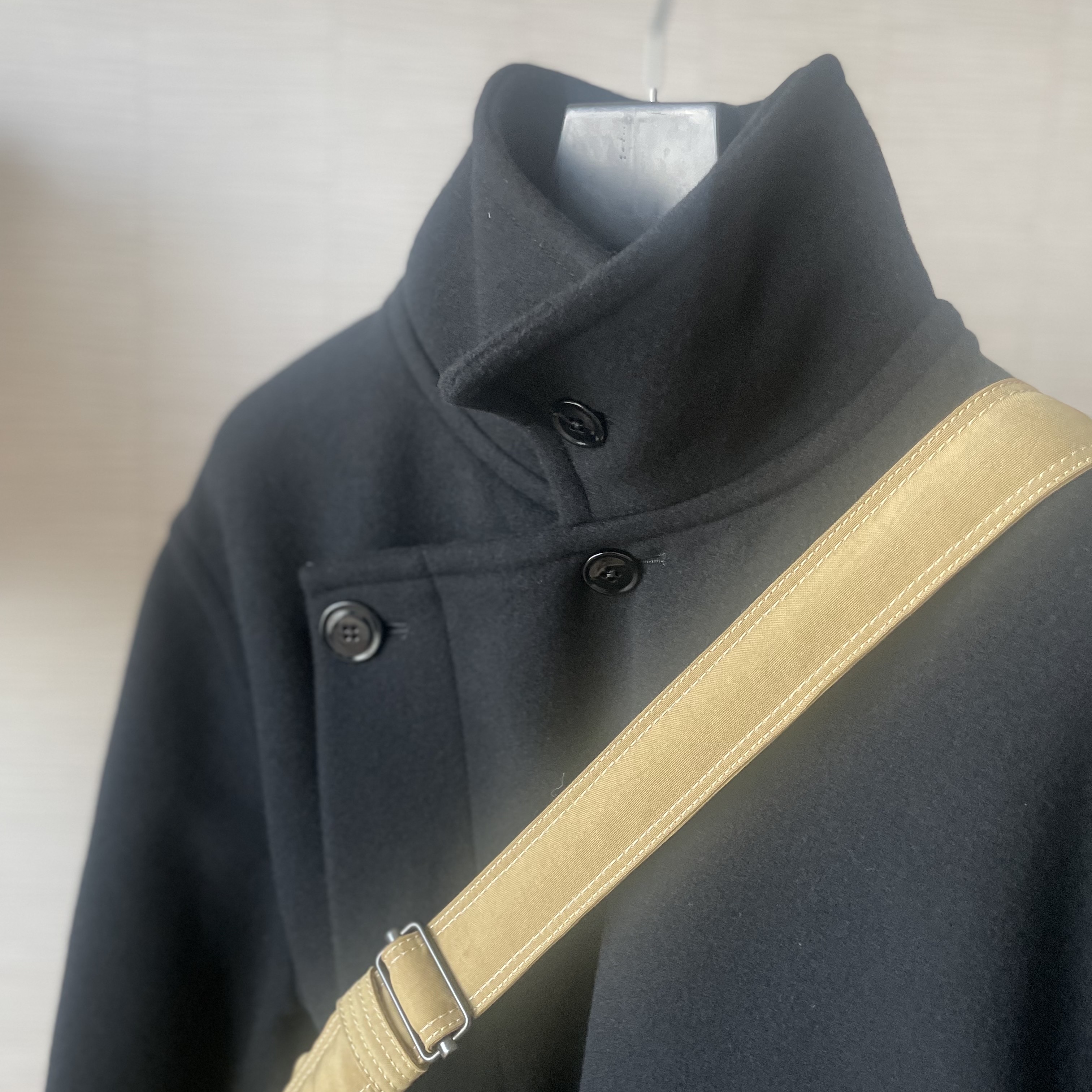 Lemaire Double Wool Wrap Coat Black 착용 스타일 - 2