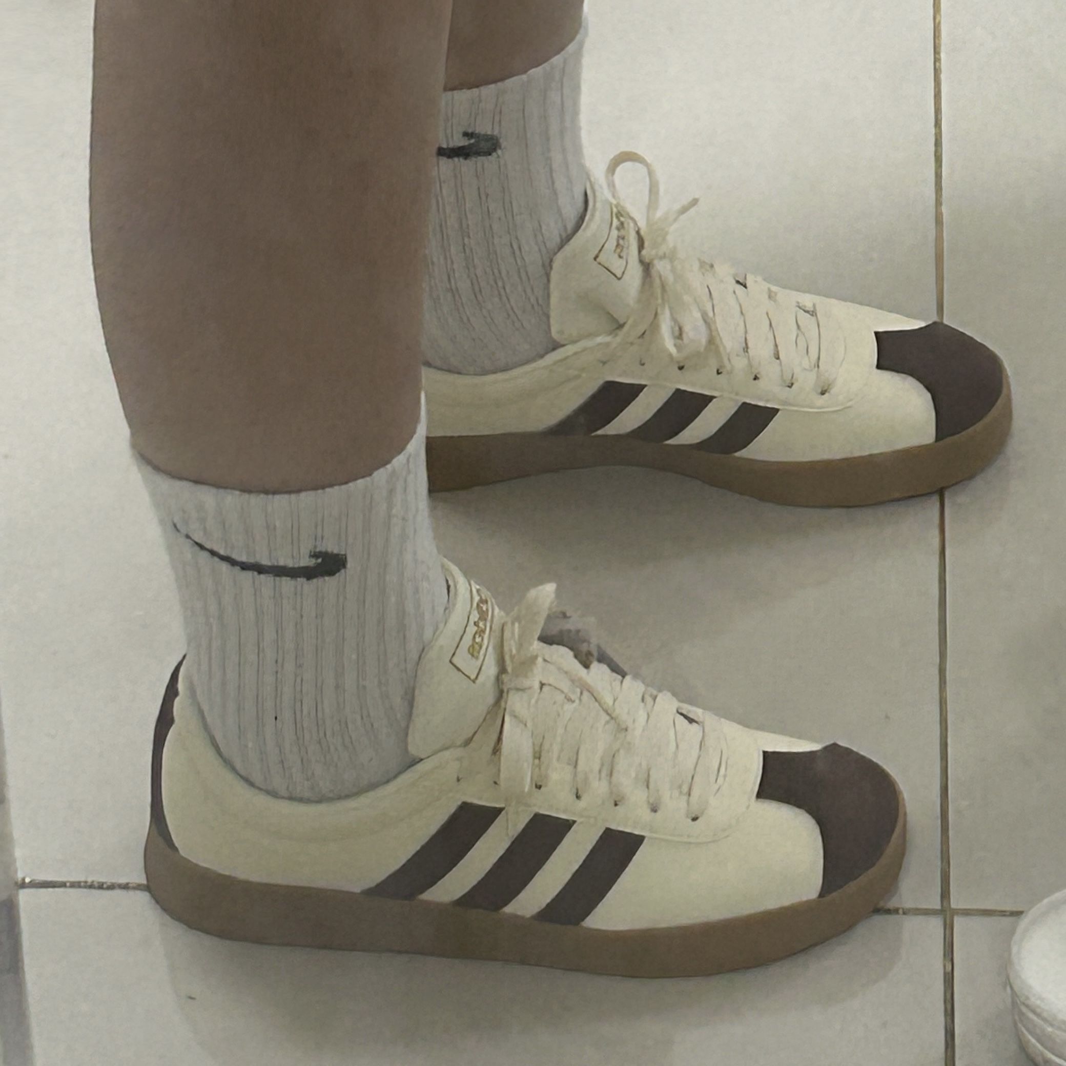 Adidas VL Court 2.0 Cream Brown 착용 스타일 - 2