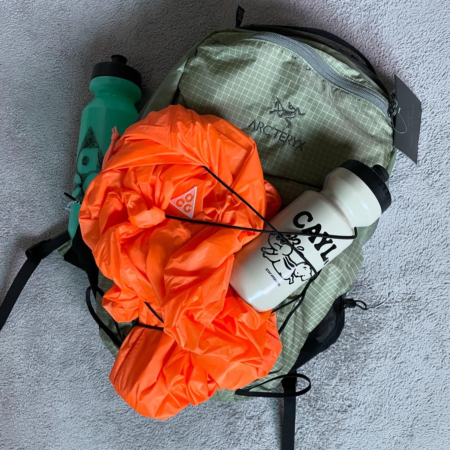 Arc'teryx Aerios 18 Backpack Chloris Forage, Nike ACG Windproof Cinder Cone Jacket Bright Mandarin - Asia 착용 스타일