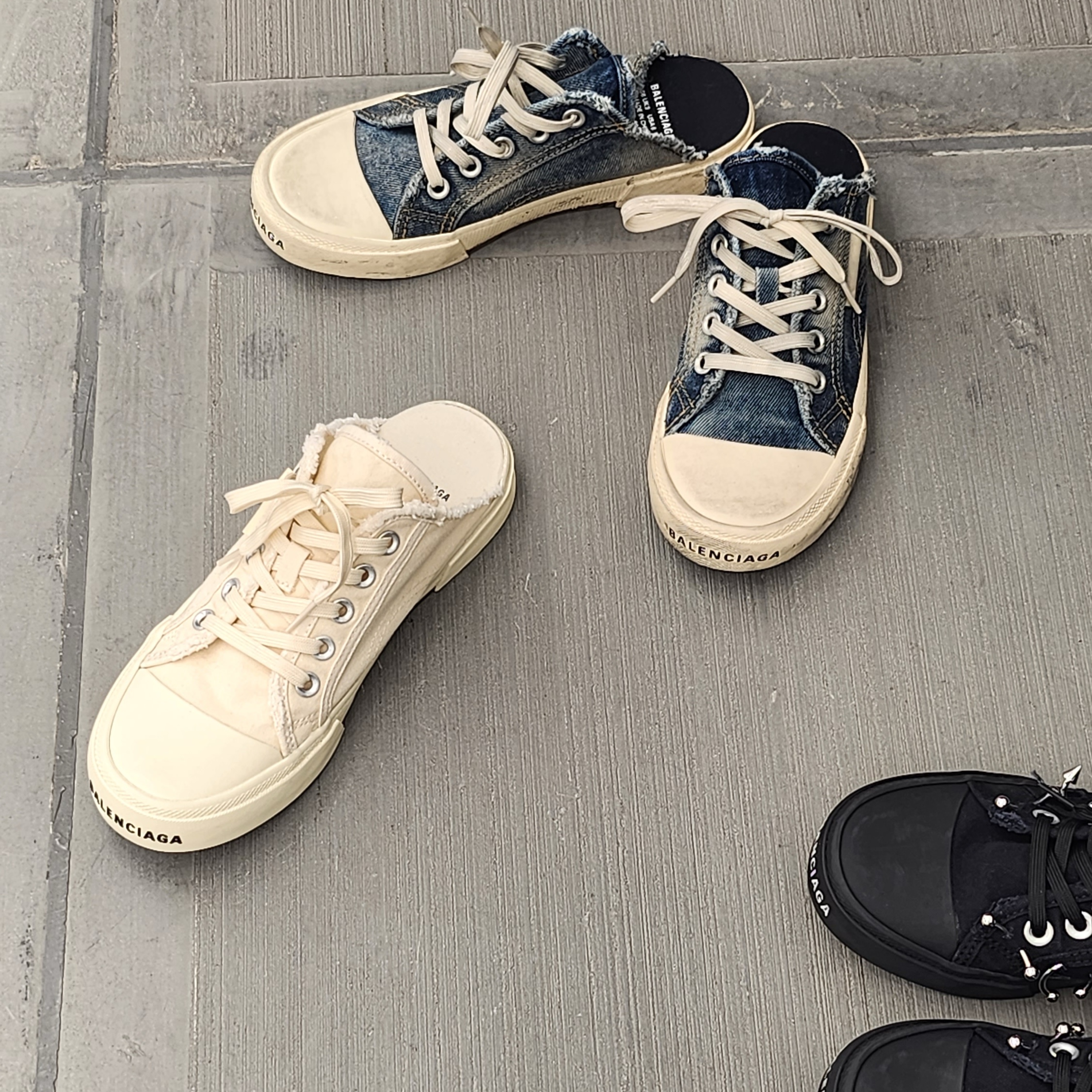 (W) Balenciaga Paris Mule Blue, (W) Balenciaga Paris Mule White 착용 스타일 - 1