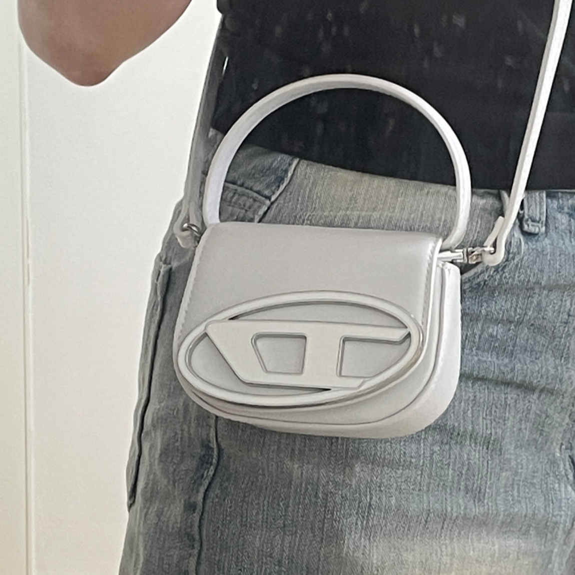 Diesel 1DR Mini Bag Plaque White 착용 스타일