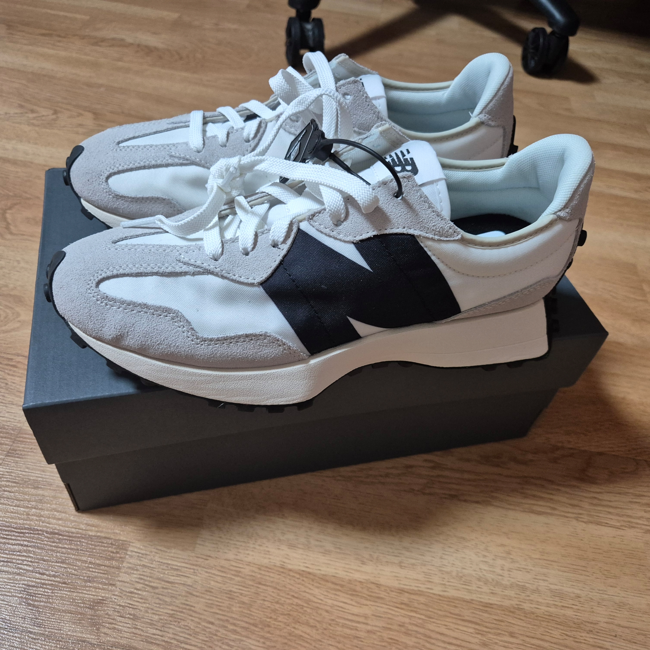 New Balance 327 White Black 착용 스타일