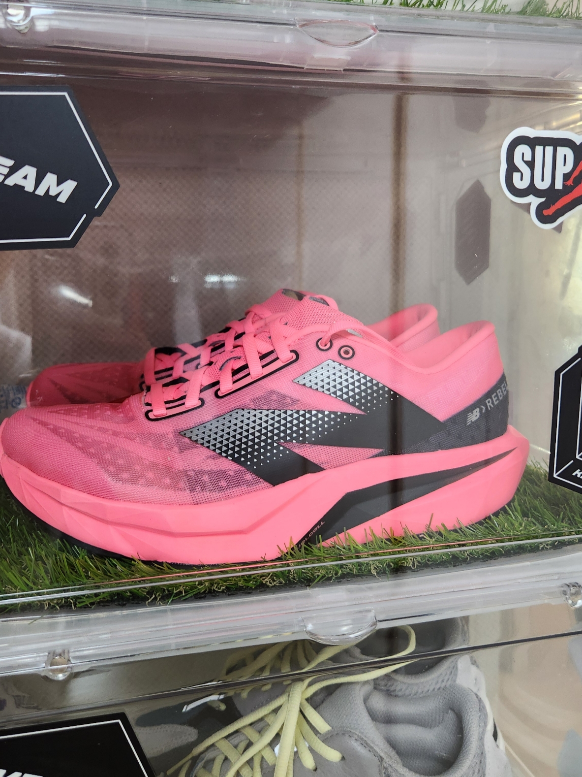 New Balance Fuelcell Rebel v4 Ultra Pink Black - 2E Wide, (W) New Balance FuelCell Rebel v4 Ultra Pink Black - D Wide 착용 스타일
