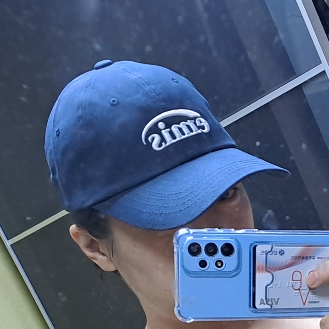 Emis New Logo Emis Cap Navy 착용 스타일