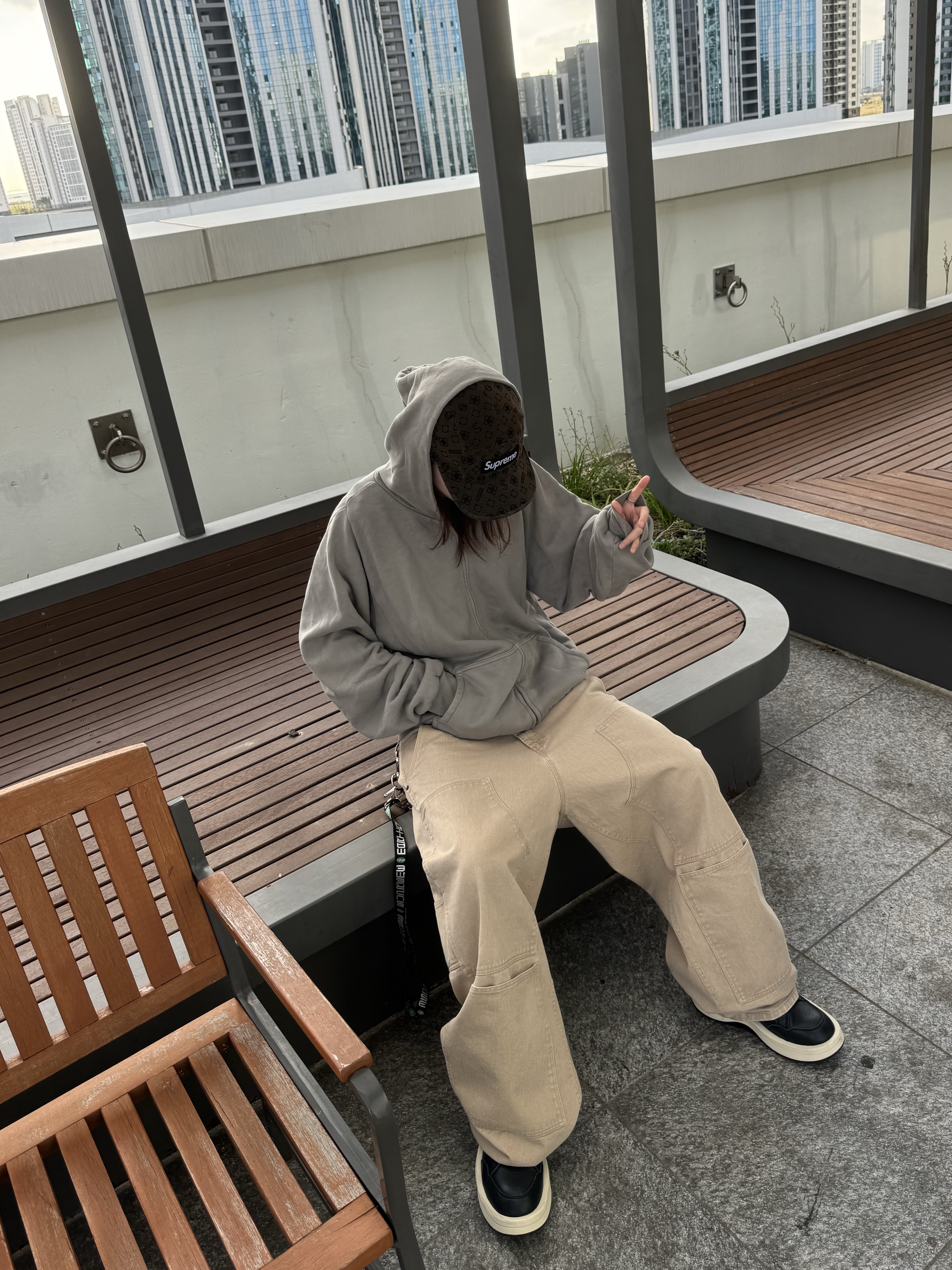Supreme Flocked Denim Camp Cap Black - 24FW, Yeezy YZY Zip-Up Hoodie Grey 착용 스타일 - 2