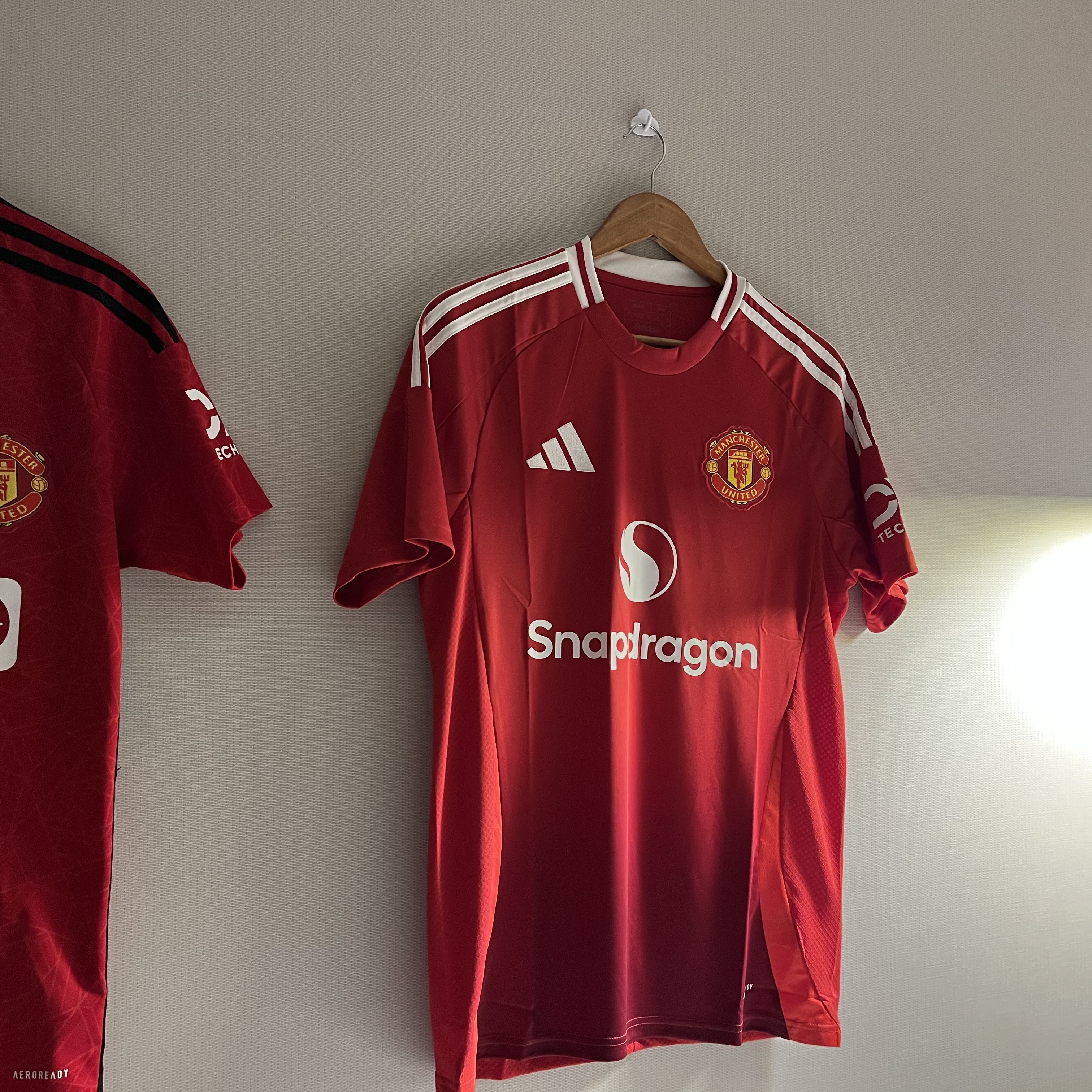 Adidas Manchester United 2024/25 Home Jersey Manchester United FC Red - KR Sizing (Non Marking Ver.), Adidas Manchester United 2023/24 Home Jersey Team Collegiate Red - KR Sizing (Non Marking Ver.) 착용 스타일