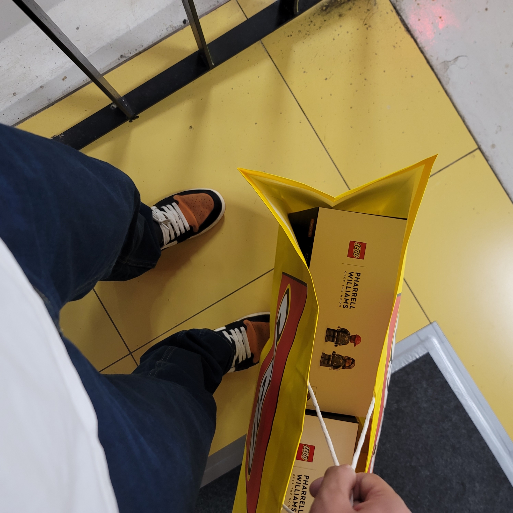 Lego Over the Moon with Pharrell Williams, Levi's 505 Regular Fit Jeans Dark Indigo 착용 스타일 - 2