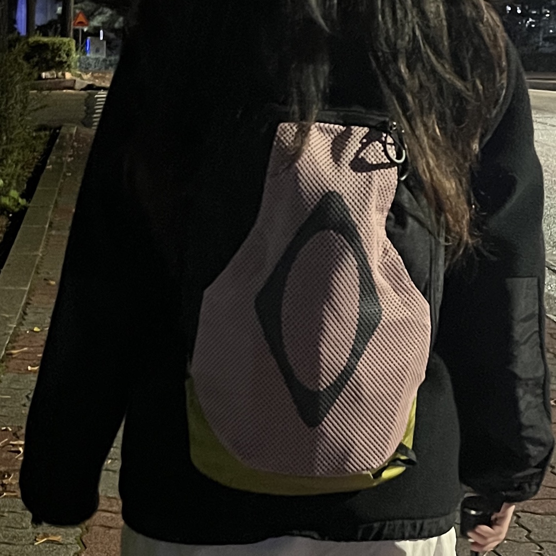 Mischief Rhombus Mesh Backpack Pink Black 착용 스타일 - 2