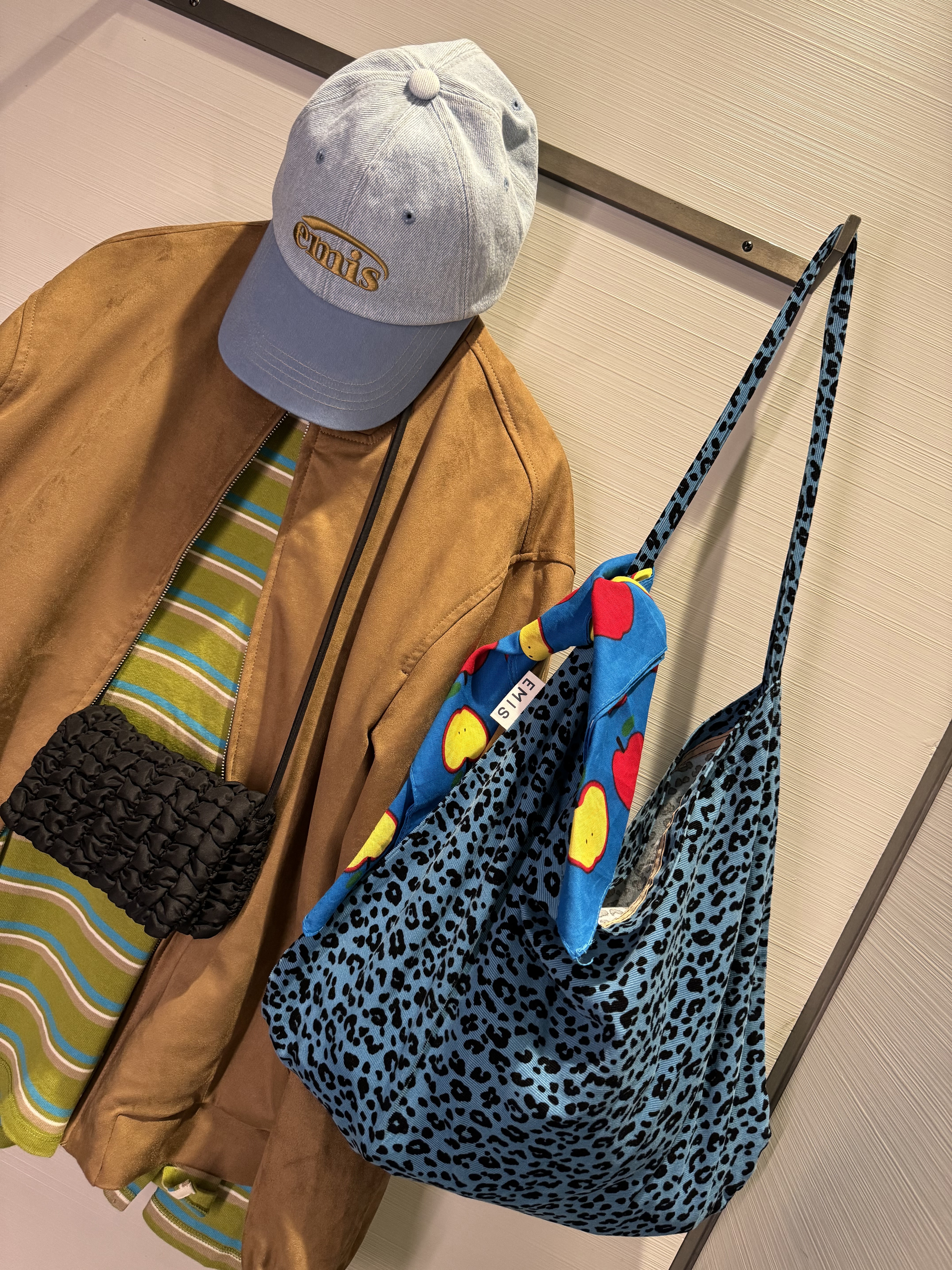 Emis 22Y Leopard Corduroy Eco Bag Blue, Nff Color Parts Ring Glitter White 착용 스타일 - 3
