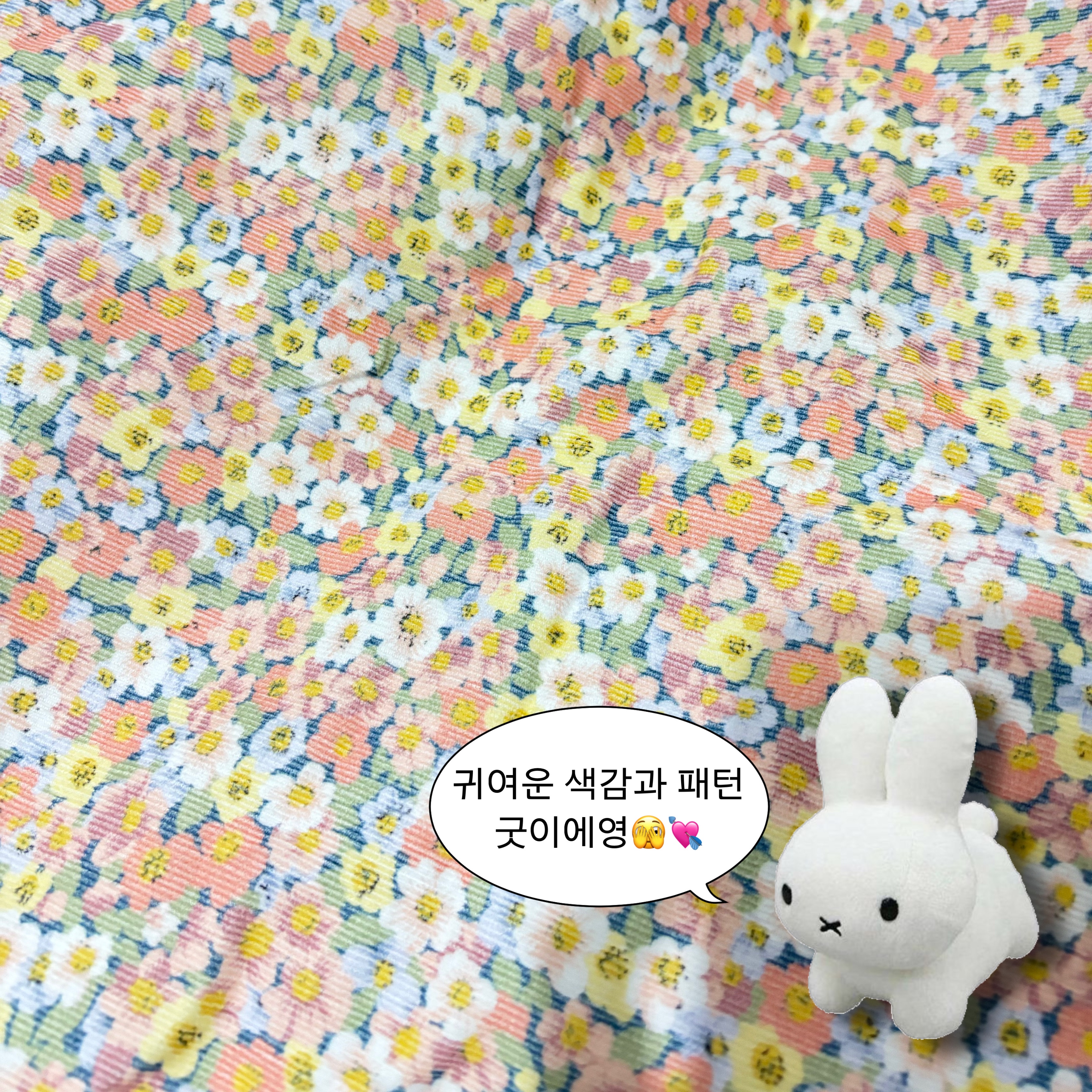 Emis Pastel Flower Corduroy Eco Bag Pink 착용 스타일 - 2