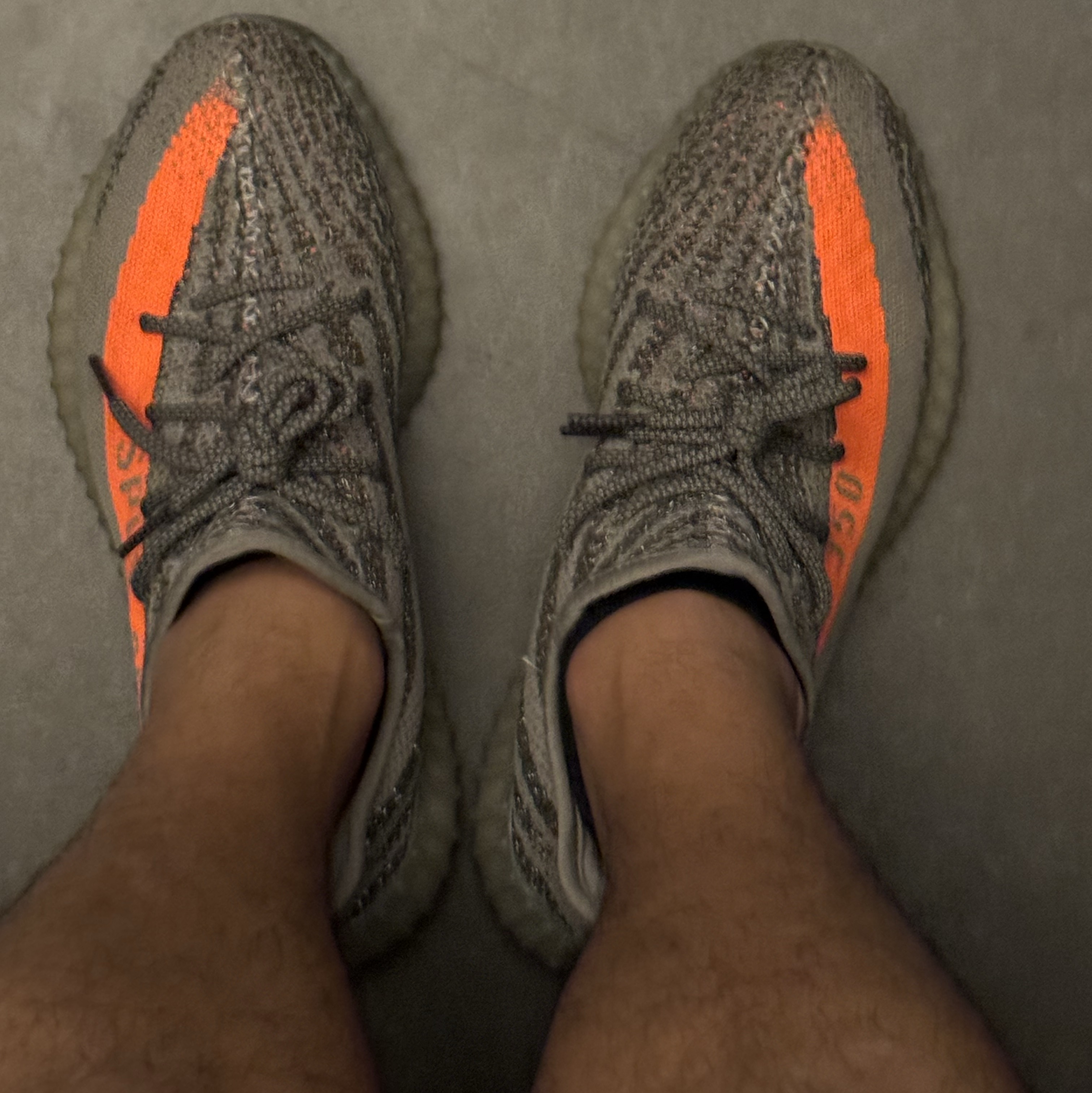 Adidas Yeezy Boost 350 V2 Carbon Beluga 착용 스타일