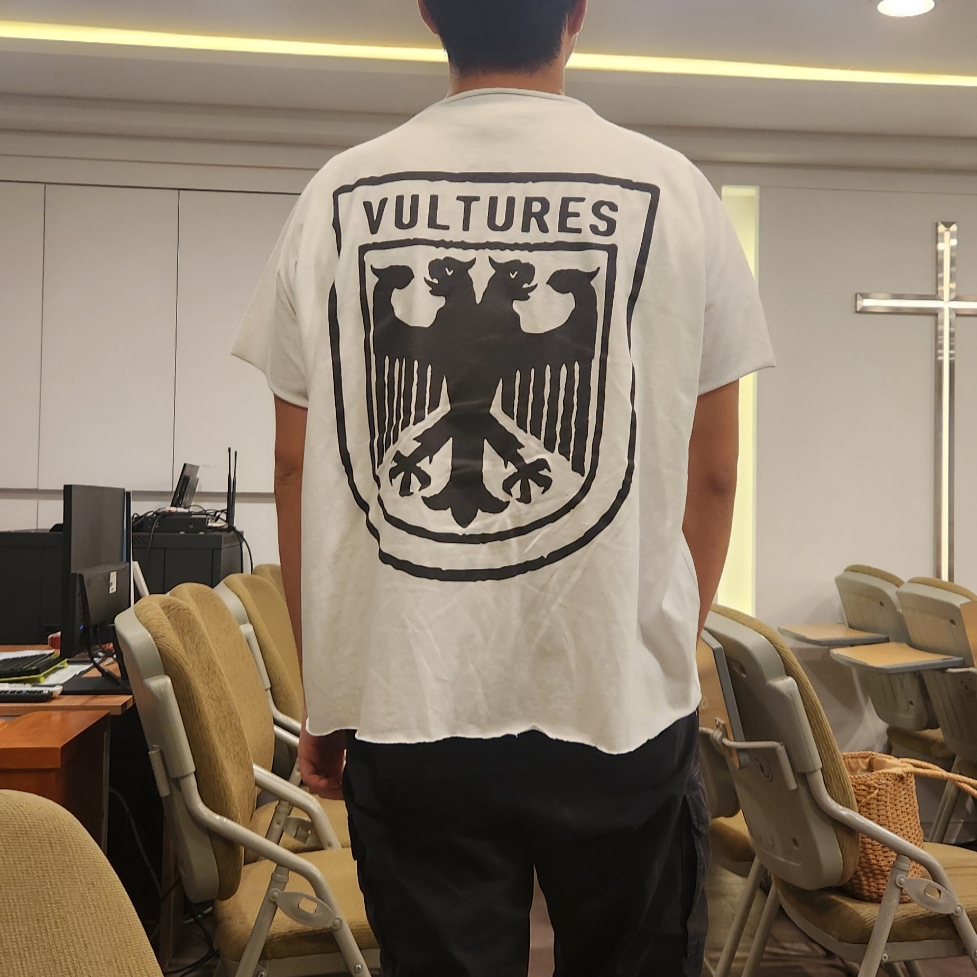 Yeezy Vultures Box T-Shirt White (Vultures Listening Experience Korea Exclusive) 착용 스타일 - 2