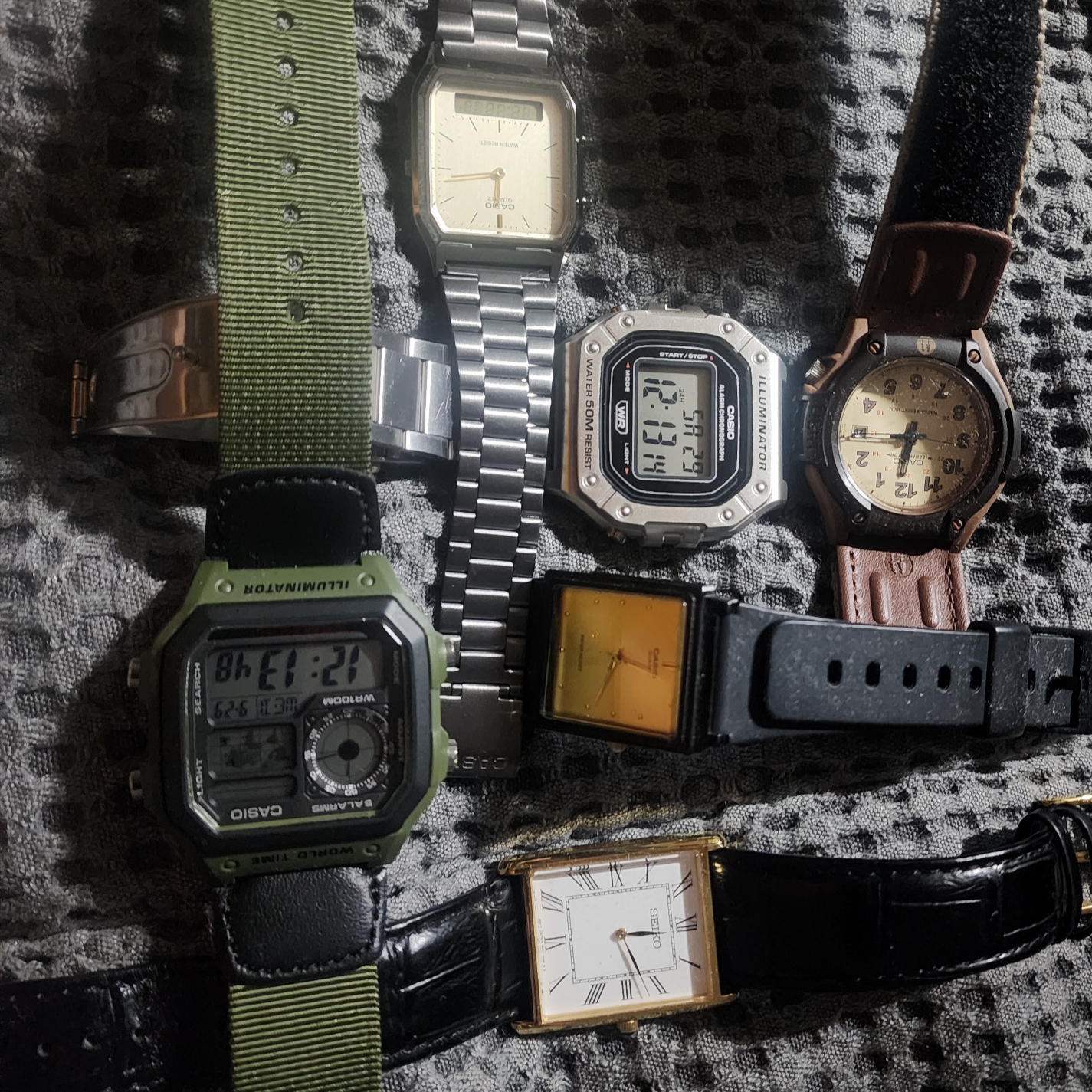 Seiko SWR052P1 Black, Casio AQ-230GG-9A 착용 스타일