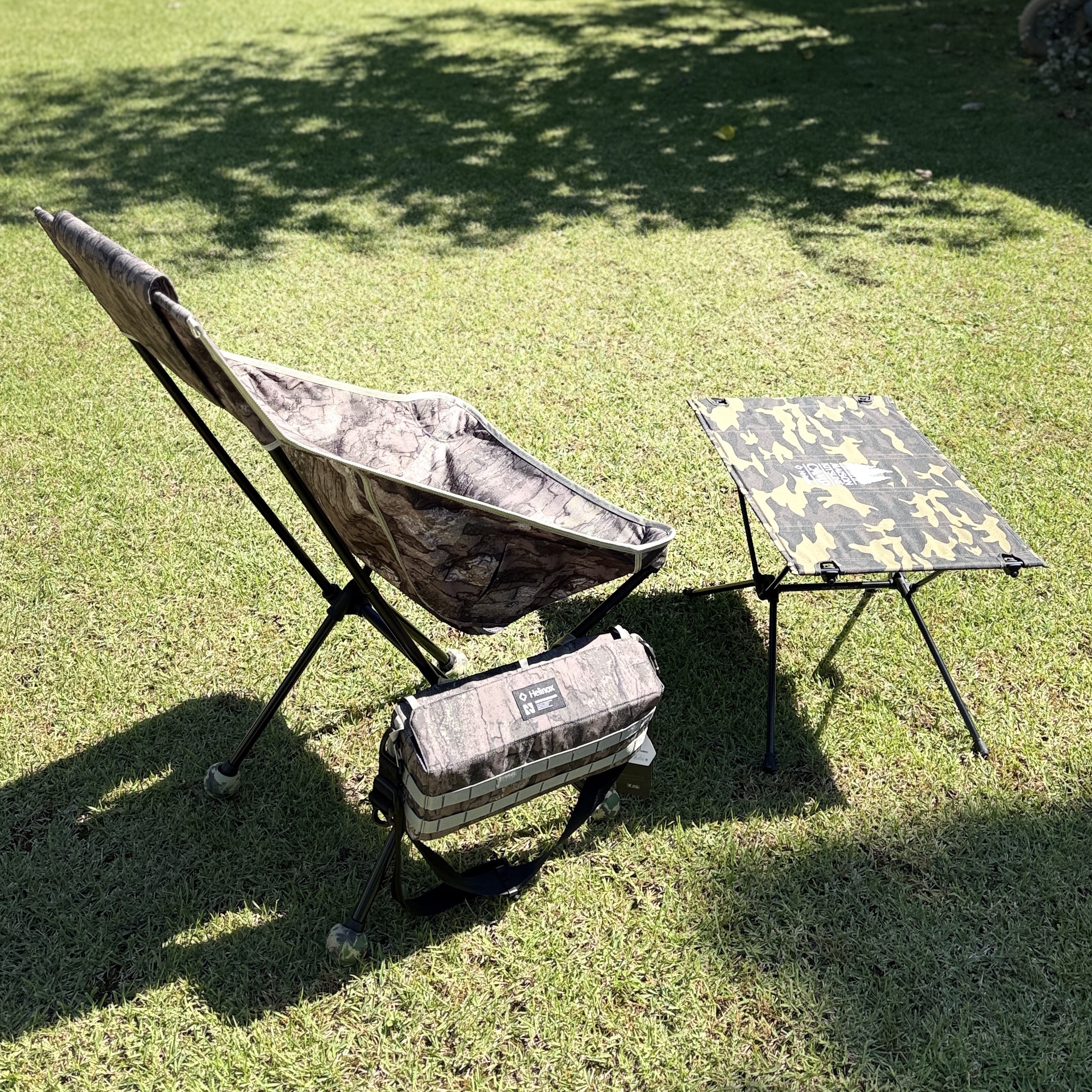 Helinox x Neighborhood Sunset Chair Camouflage, Helinox x Maison Kitsune Table M MK Camo 착용 스타일