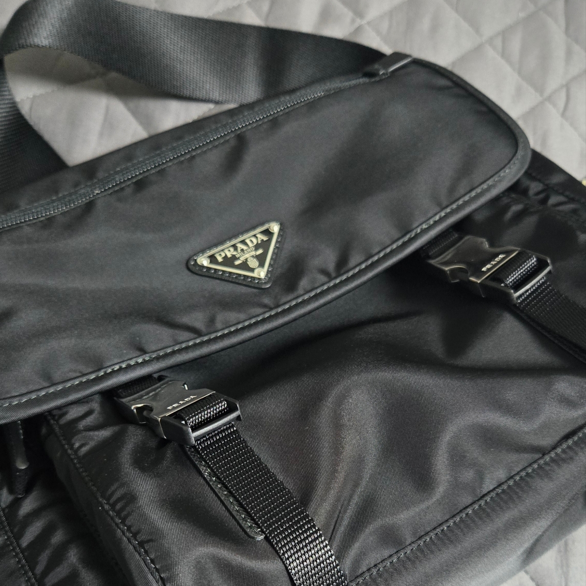 Prada Tessuto Nylon Massenger Bag Black 착용 스타일 - 2