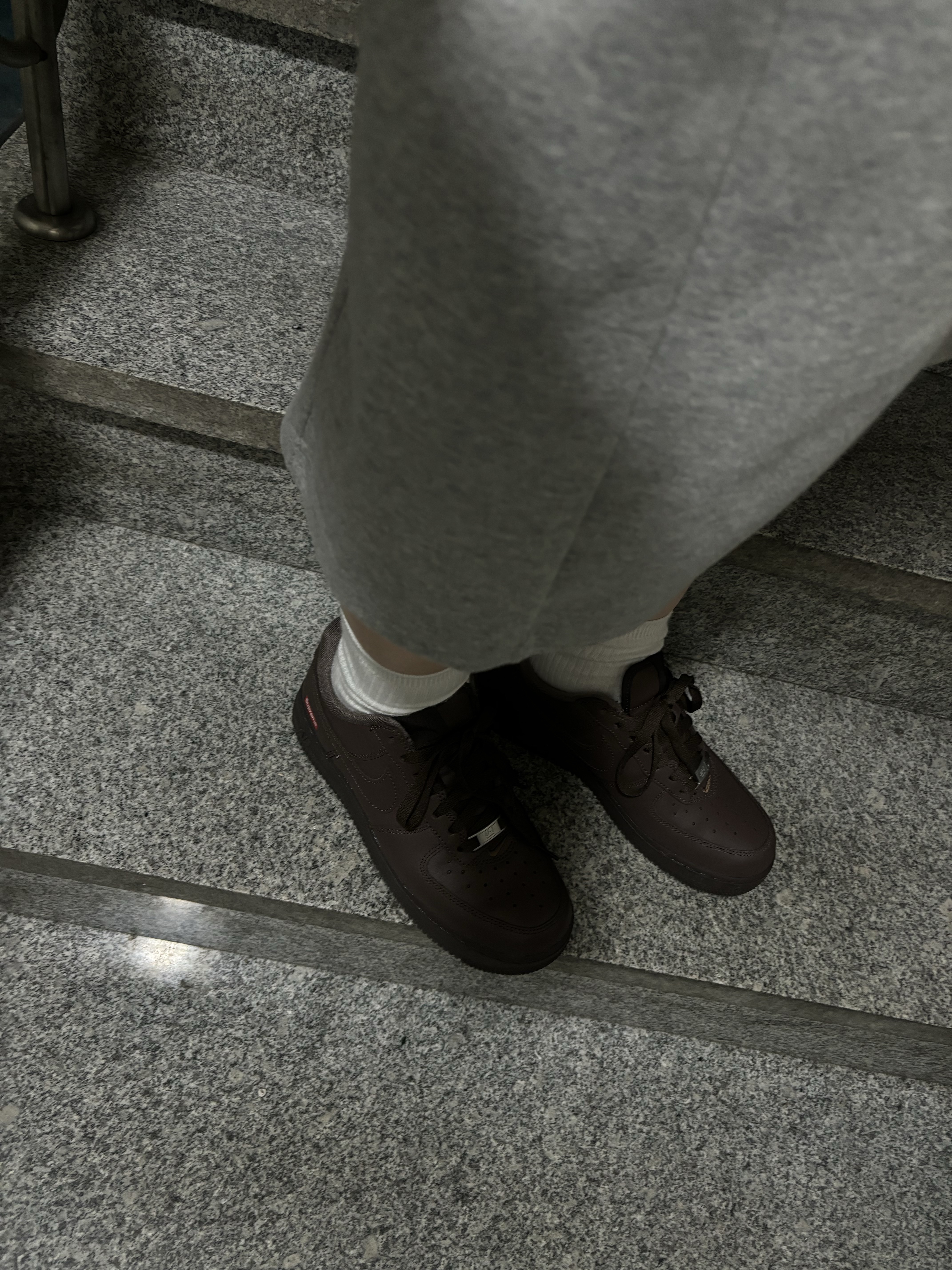Nike x Supreme Air Force 1 Low Baroque Brown 착용 스타일 - 2