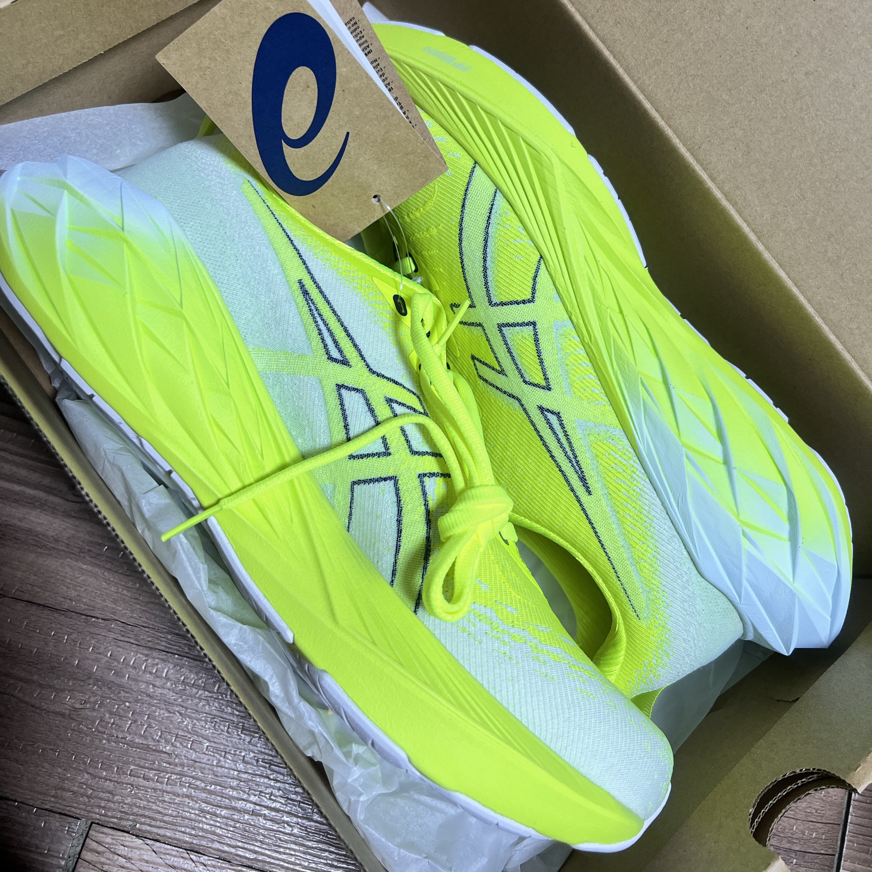 Asics Novablast 4 Safety Yellow Cool Grey 착용 스타일 - 2