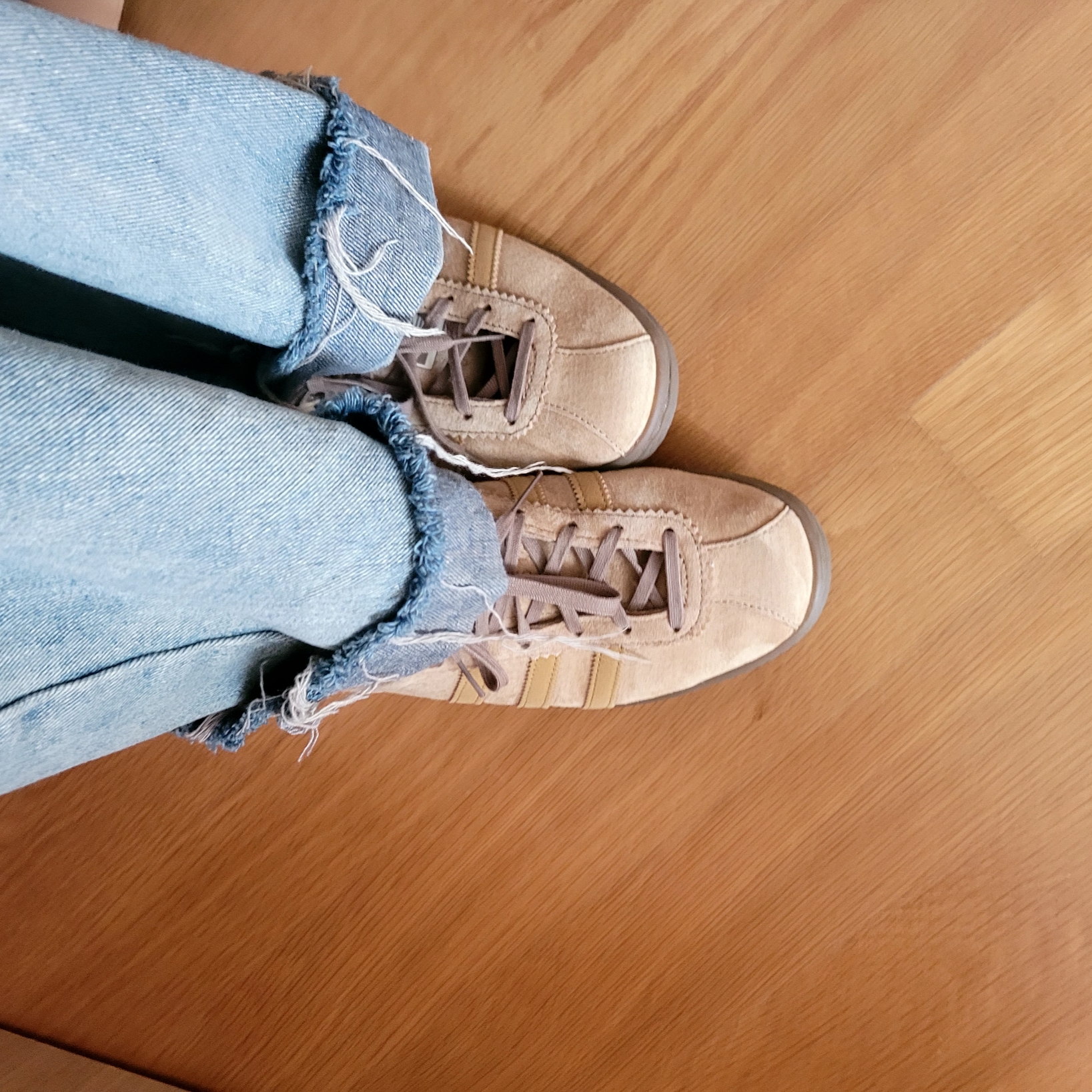 Adidas Tobacco Pantone Mesa 착용 스타일