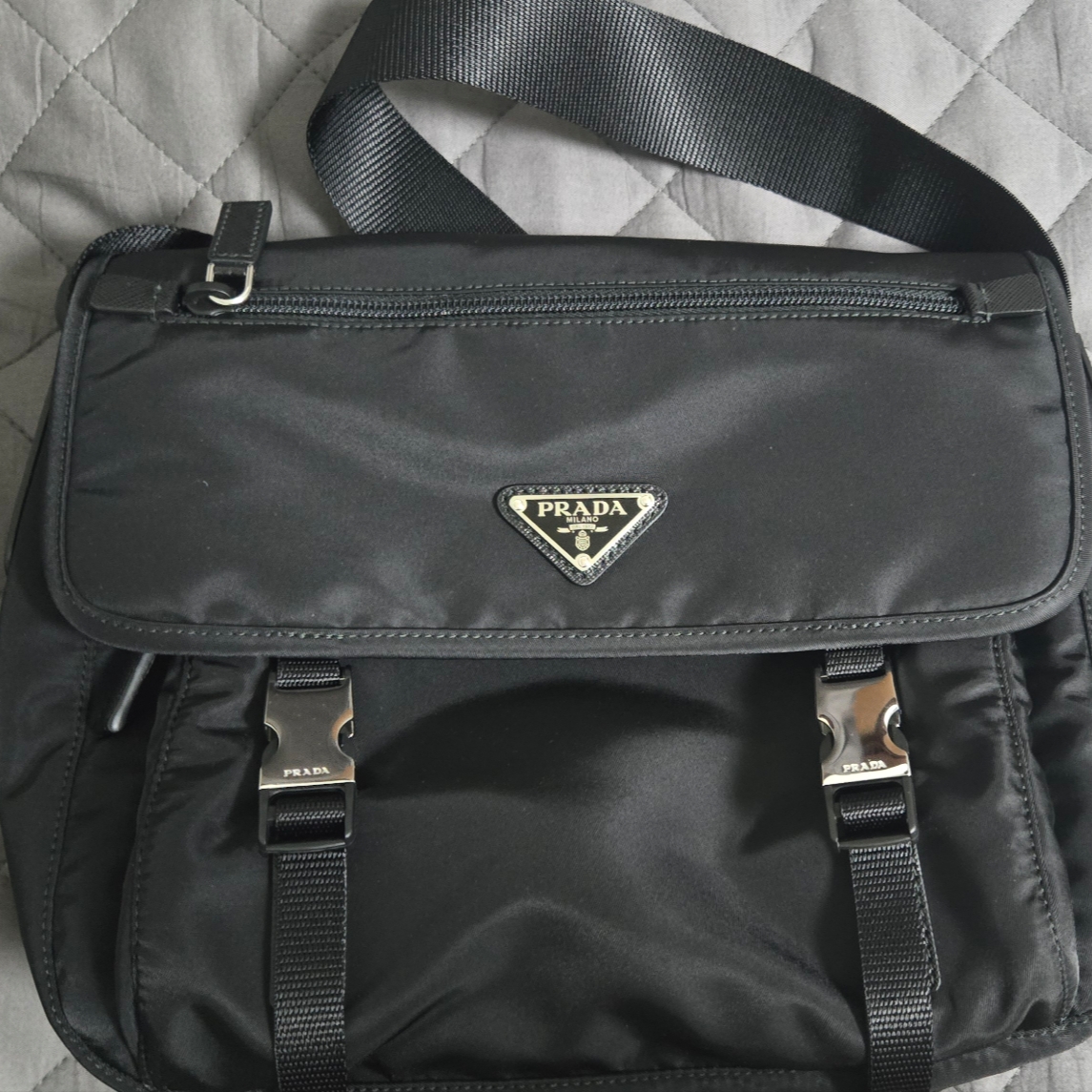 Prada Tessuto Nylon Massenger Bag Black 착용 스타일 - 1