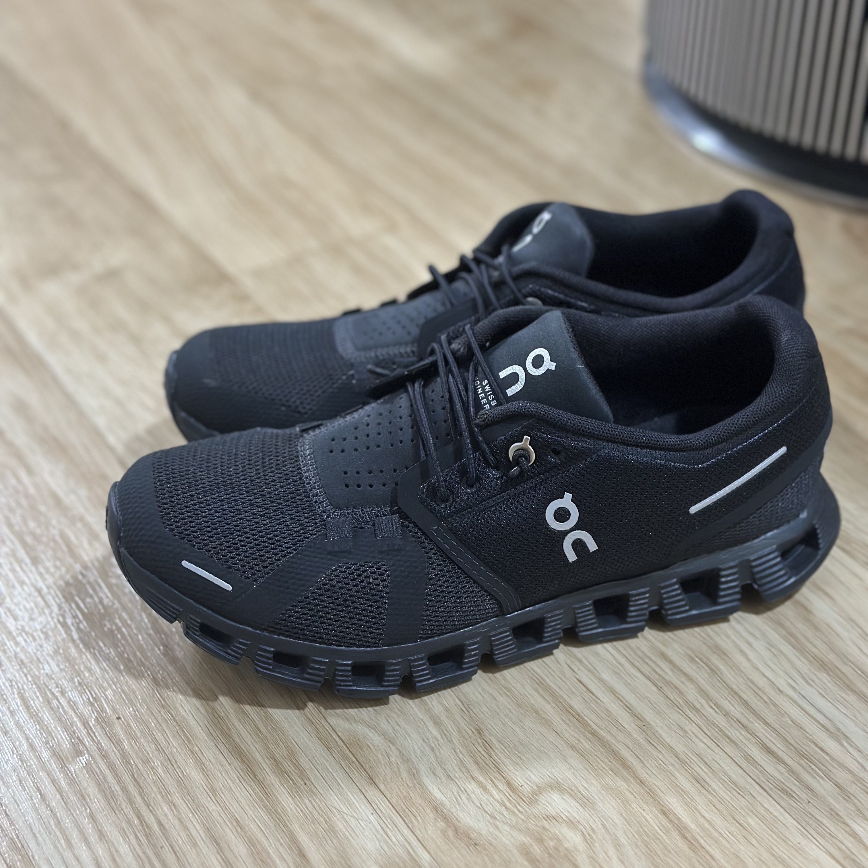 (W) On Running Cloud 5 All Black 착용 스타일