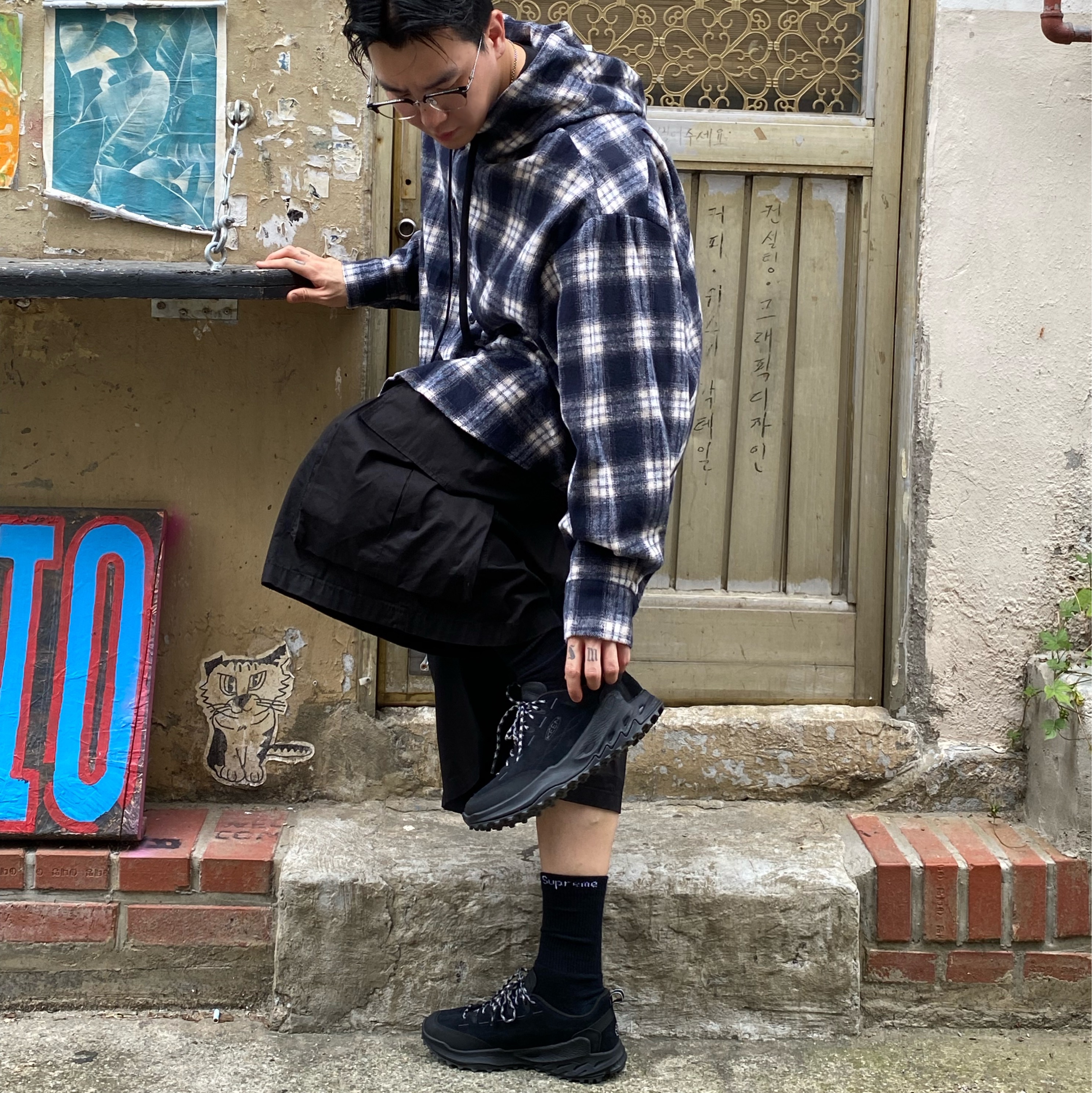 Supreme Hanes Crew Socks Black (4 Pack) 착용 스타일 - 4