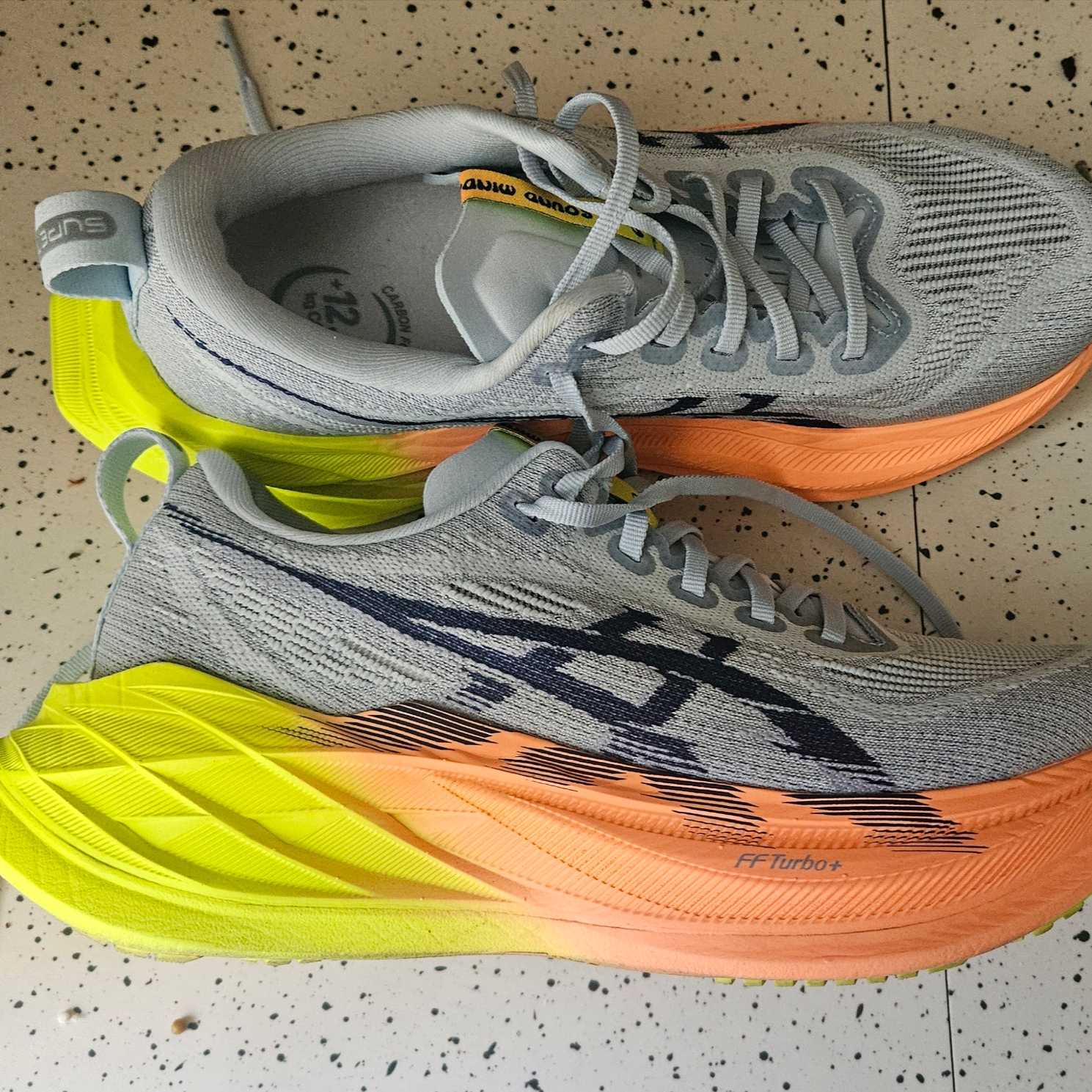 Asics Superblast 2 Paris Cool Grey Safety Yellow 착용 스타일