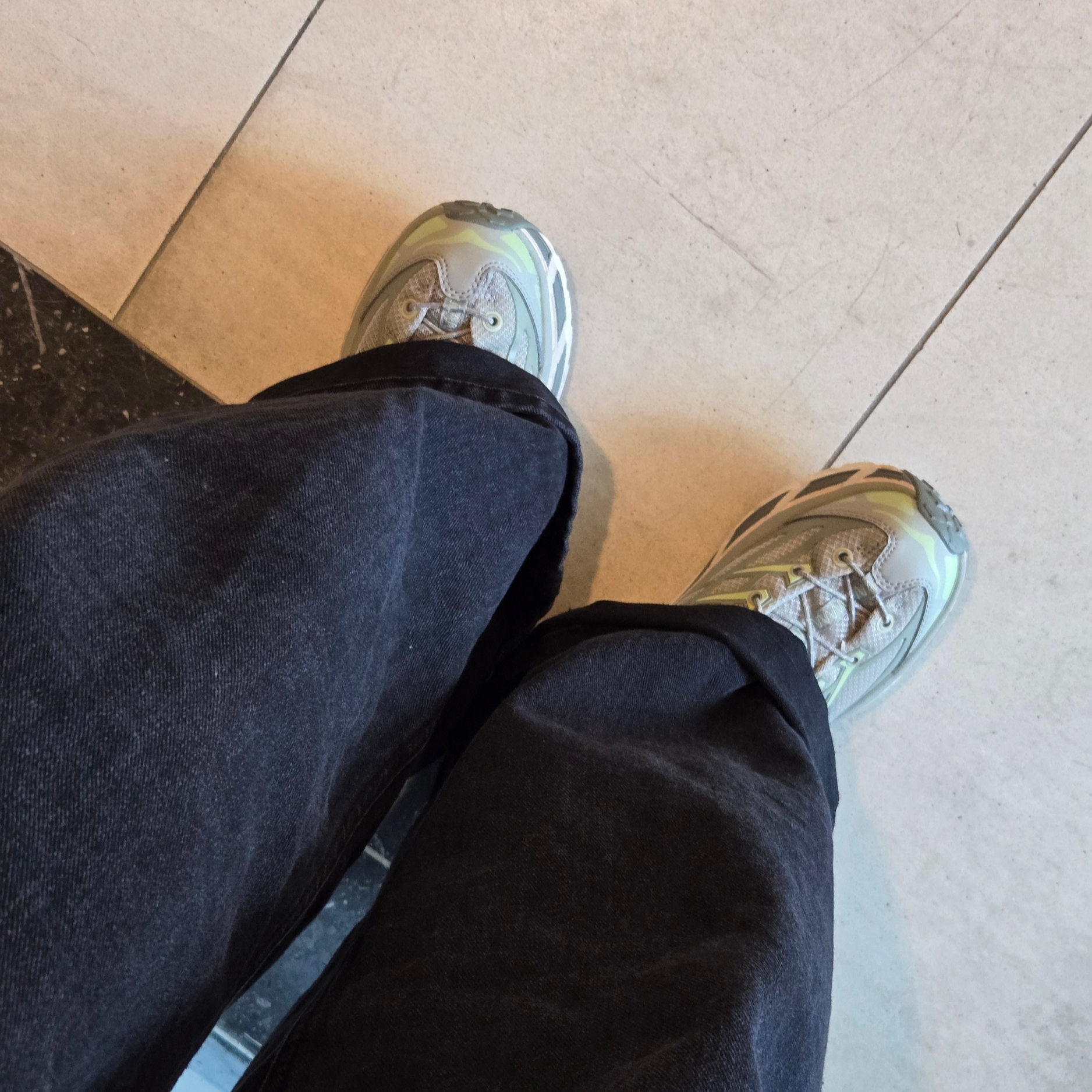 Hoka Mafate Three 2 Barely Seed Green 착용 스타일 - 1