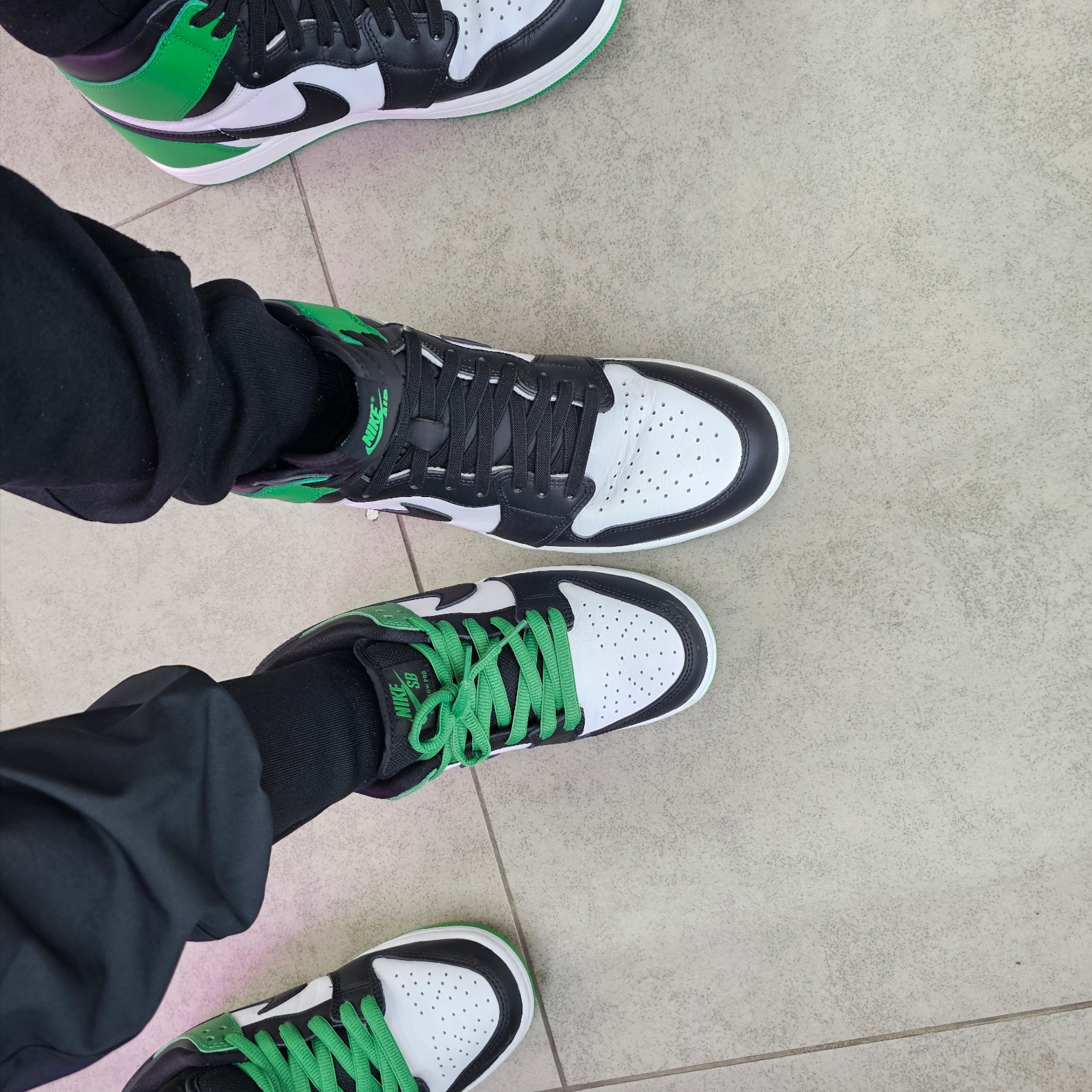 Stussy x Sean Paul T-Shirt Black, Jordan 1 Retro High OG Black and Lucky Green 착용 스타일 - 3