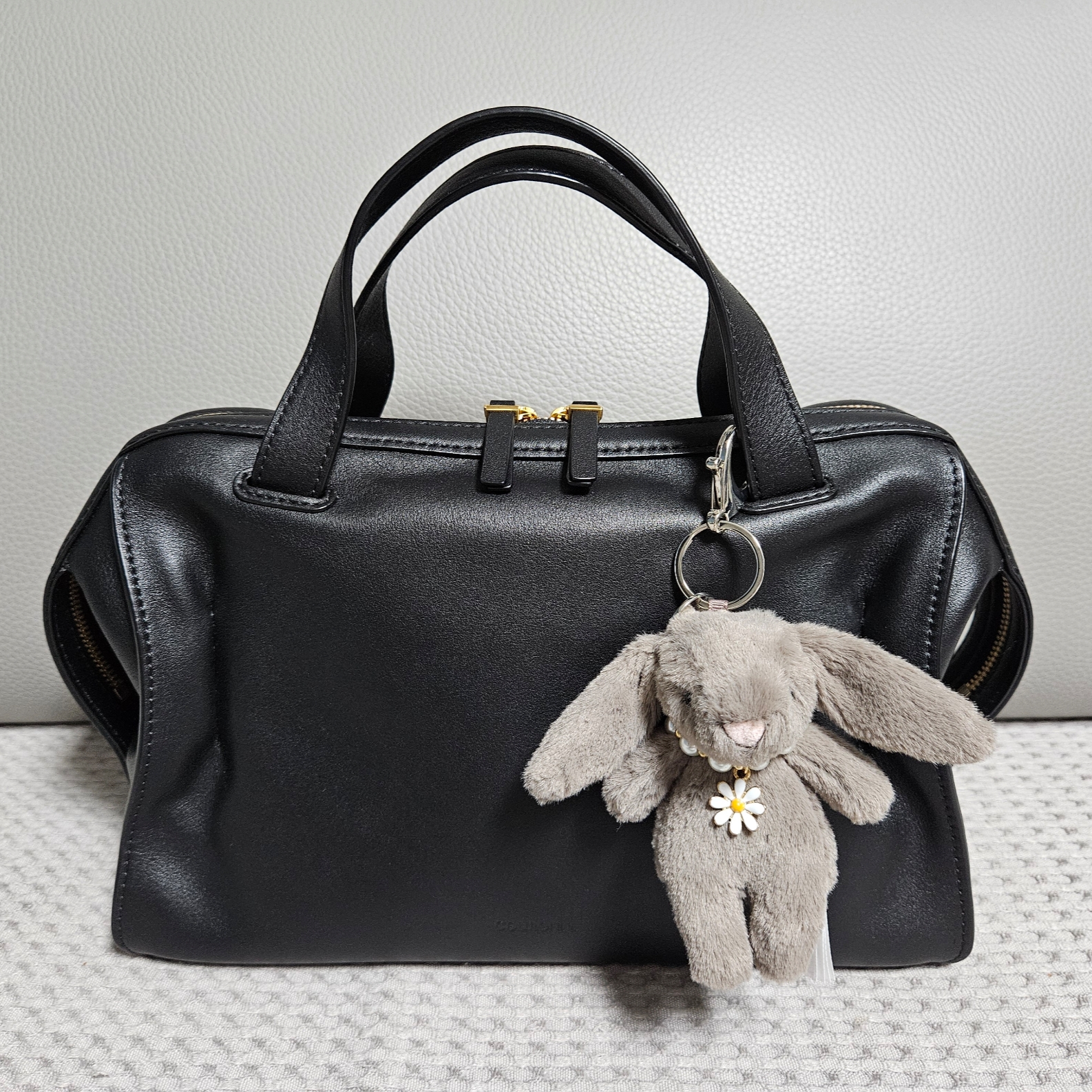 Jellycat Bashful Bunny Truffle Bag Charm Brown 착용 스타일