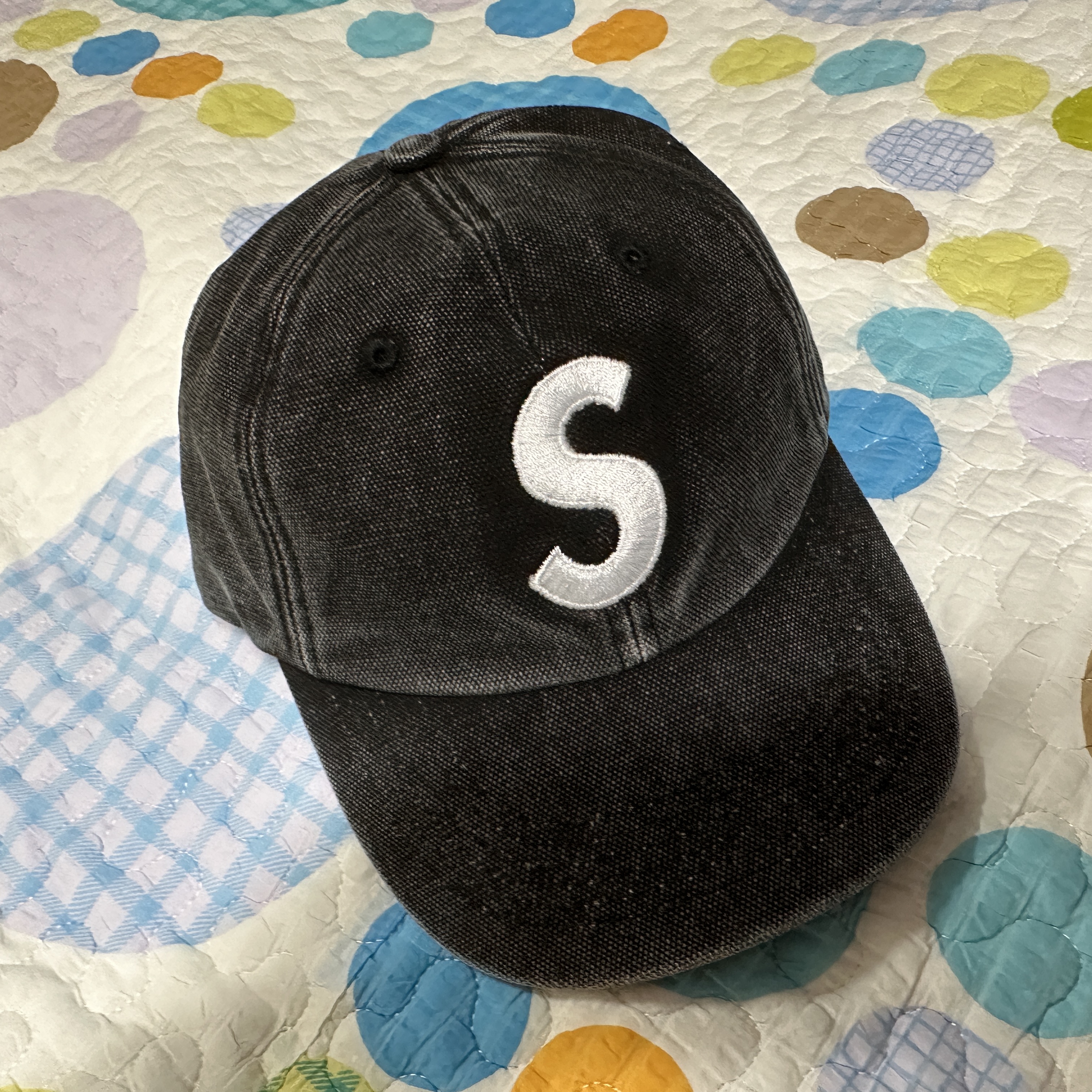 Supreme Pigment S Logo 6-Panel Black - 24FW 착용 스타일 - 1