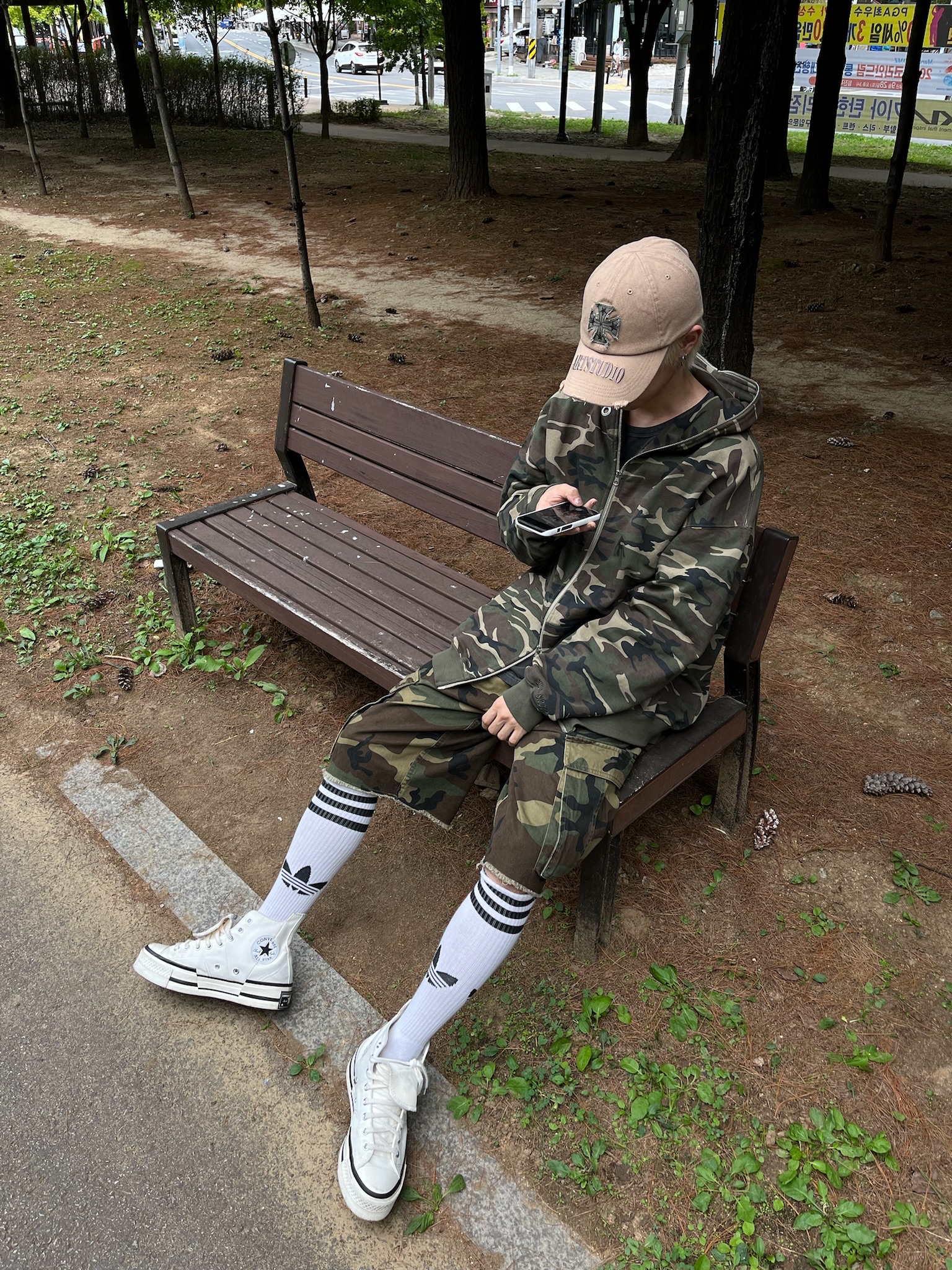 Converse Chuck 70 High Plus Egret, ETCE Cross Destroyed Cap Beige 착용 스타일 - 1