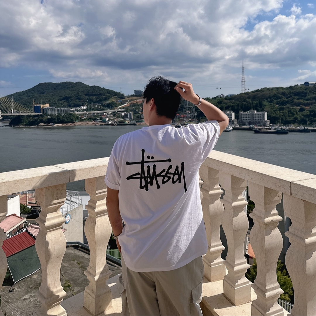 Stussy Basic Stussy T-Shirt White 2024, 2025, Asics x Unaffected Gel-Kayano 14 Silver Moon 착용 스타일 - 1