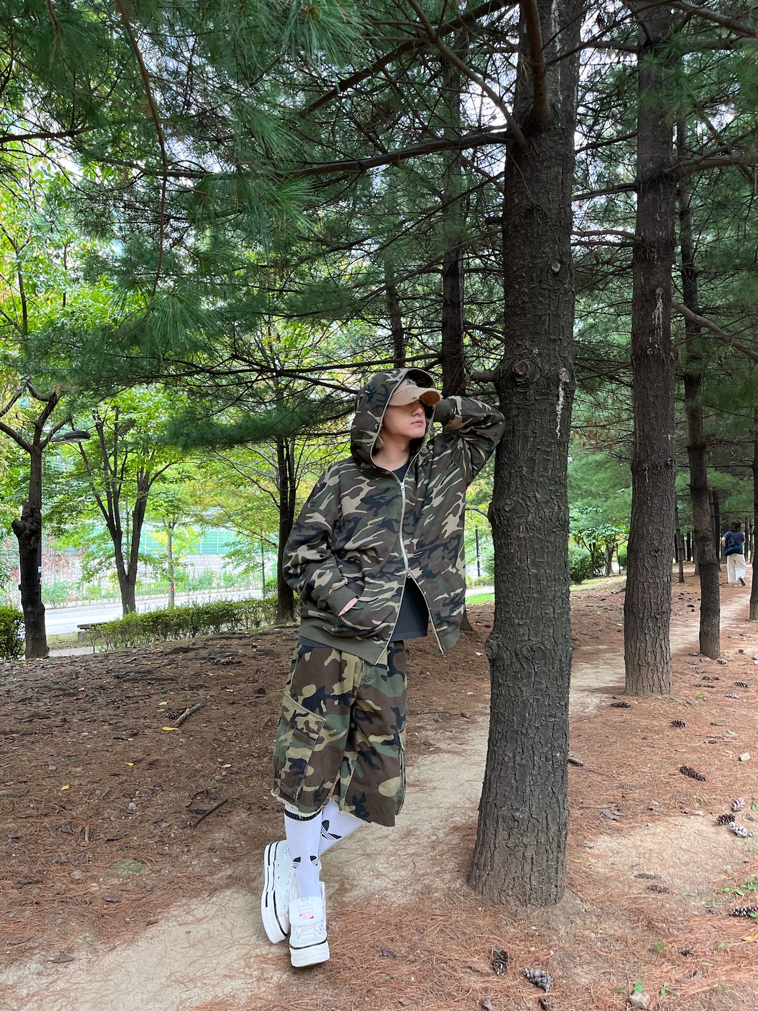 Converse Chuck 70 High Plus Egret, ETCE Cross Destroyed Cap Beige 착용 스타일 - 3