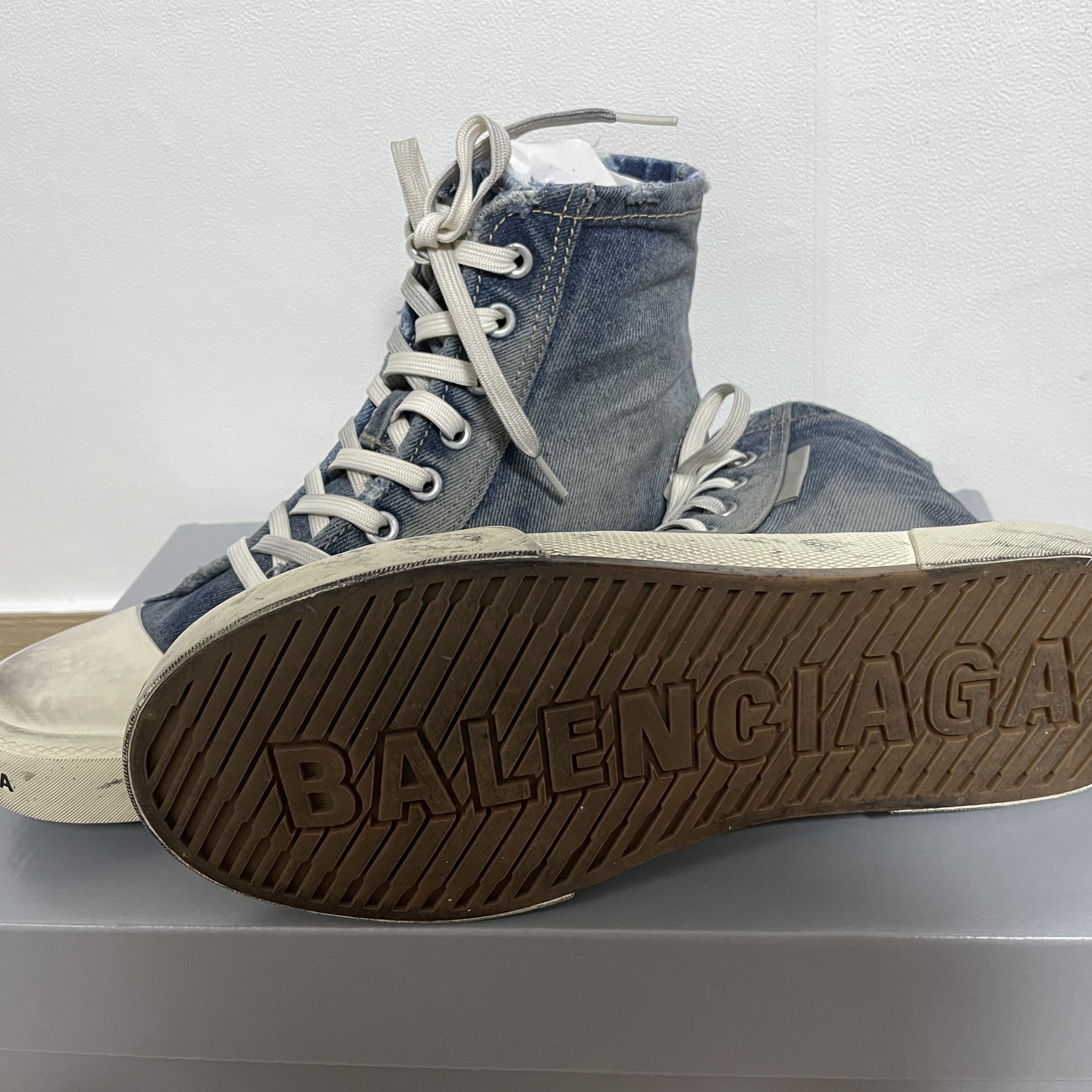 (W) Balenciaga Paris High Top Sneakers Blue 착용 스타일
