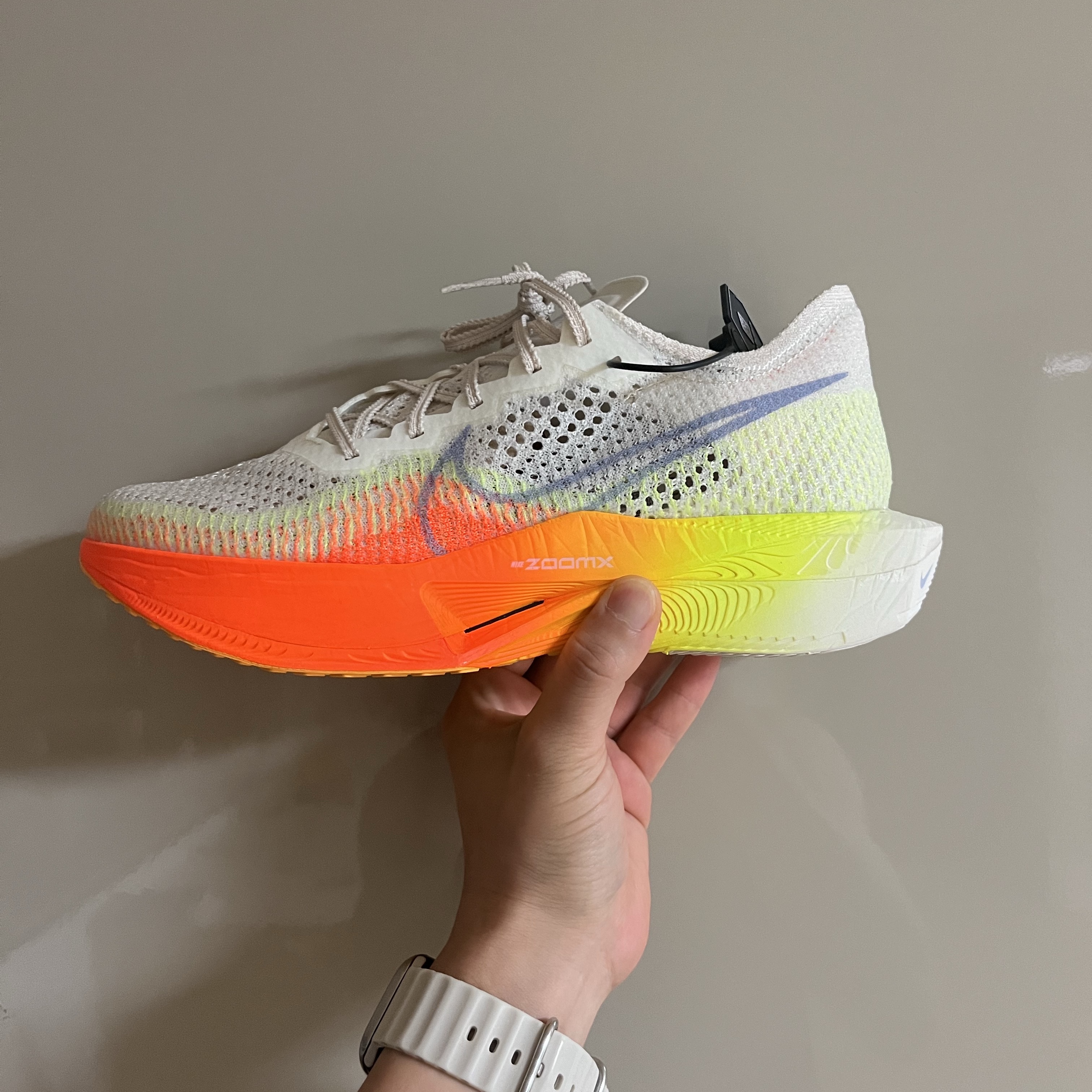 Nike ZoomX Vaporfly Next% 3 Sail Cobalt Bliss Total Orange 착용 스타일 - 2